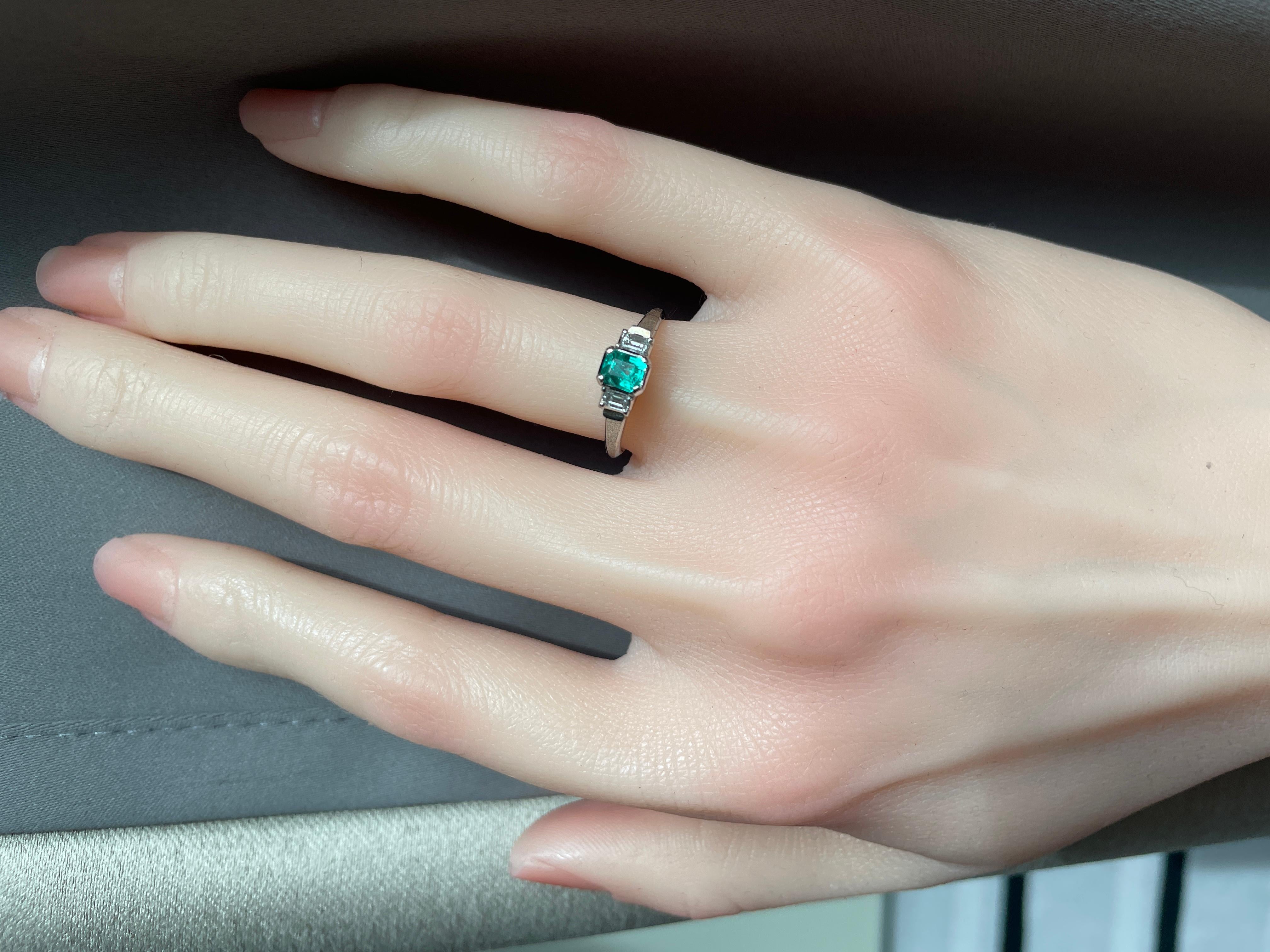 Women's or Men's 0.36Ct Colombian Emerald Ring For Sale