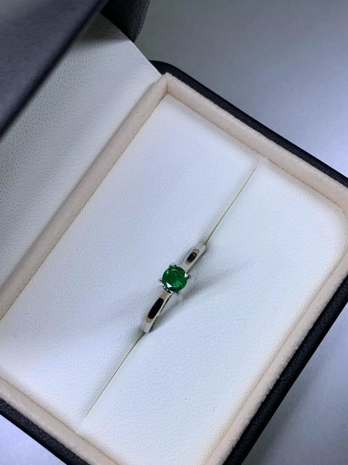 This stunning 18ct white gold ring features a mesmerising 0.36ct Colombian emerald in a classic solitaire setting. The ring is perfect for any occasion, especially for those looking for an engagement ring that will leave a lasting impression. The