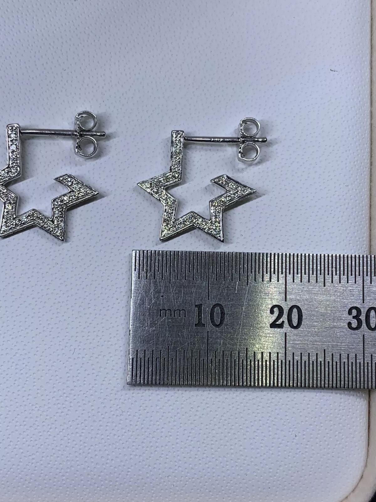 Taglio rotondo Orecchini a cerchio a stella con diamante da 0,36 carati in oro bianco 18 ct. in vendita