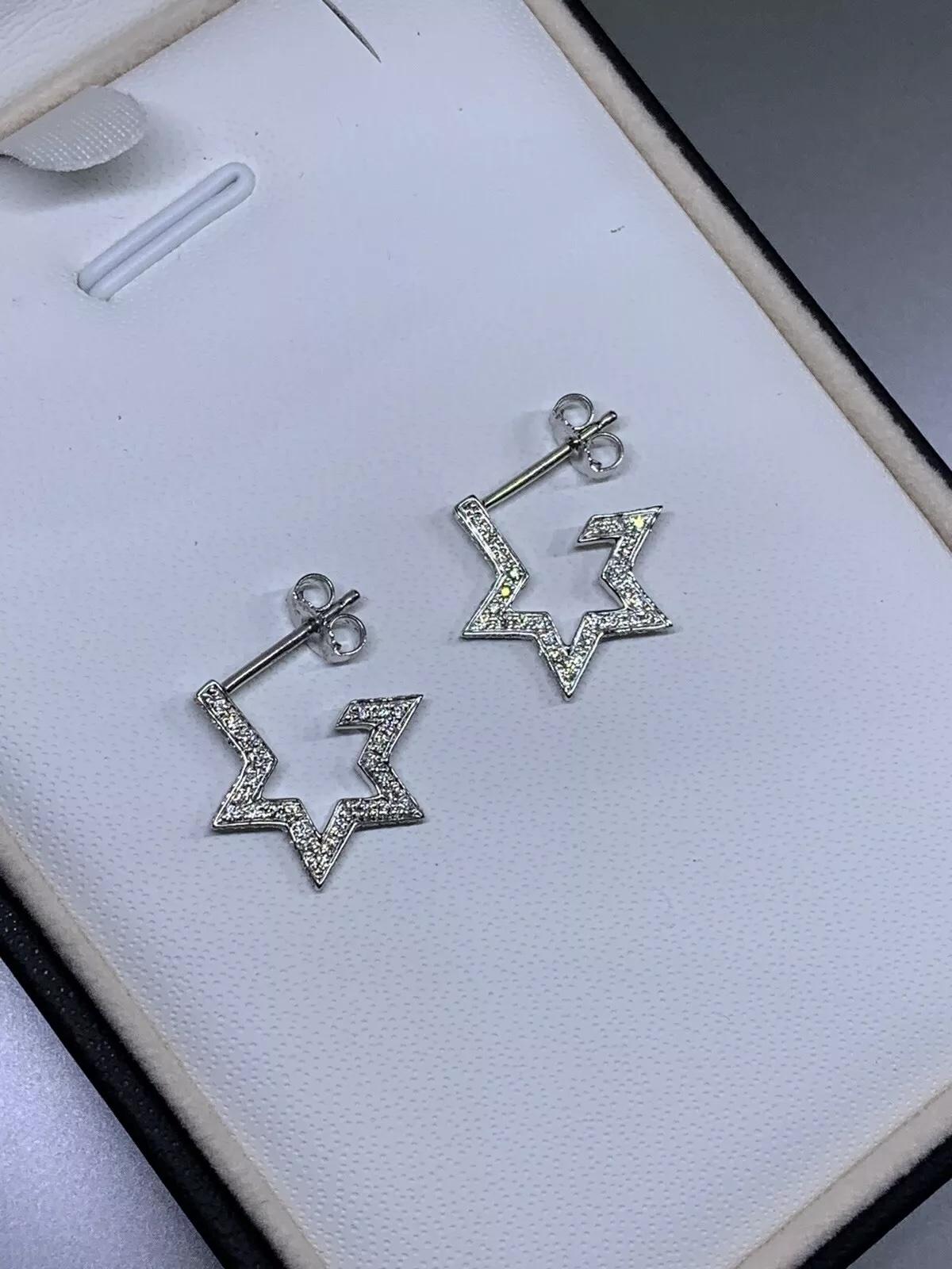 Orecchini a cerchio a stella con diamante da 0,36 carati in oro bianco 18 ct. in vendita 1