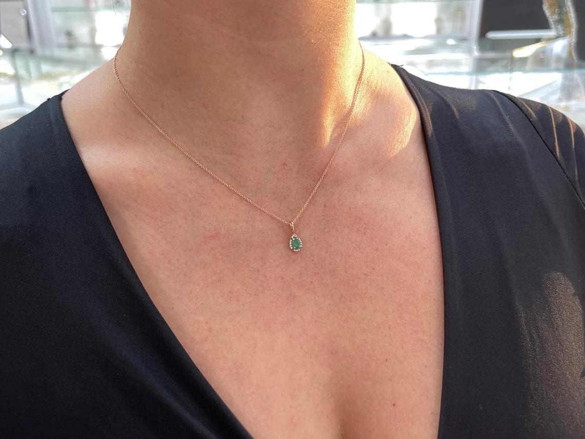 0,36tc 14K Tiny natürlicher dunkelgrüner birnenförmiger Smaragd & Diamant Halo Roségold Pendan im Angebot 2