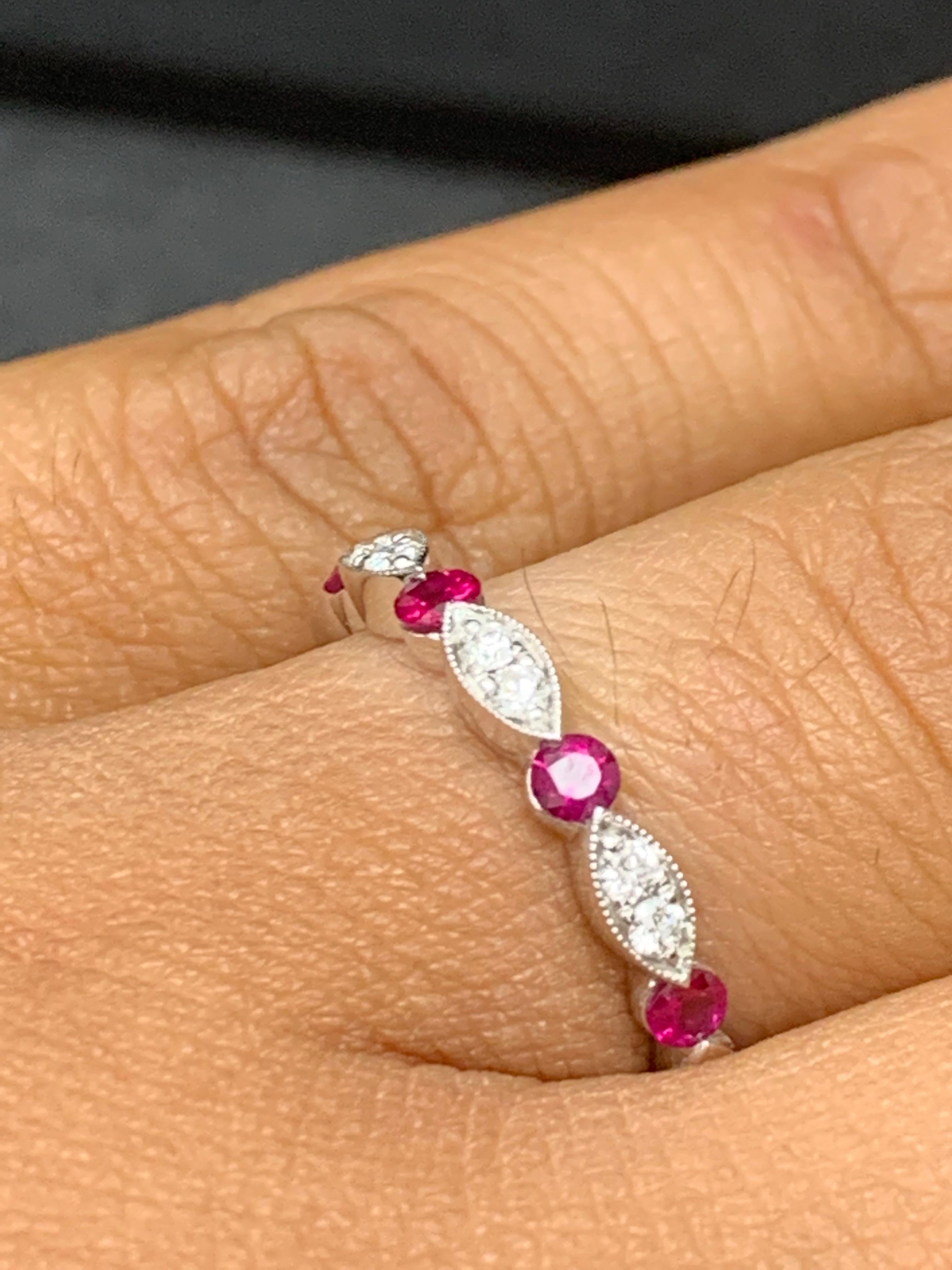Alianza de boda de estilo antiguo con diamantes brillantes redondos de 0,37 quilates en total; engastados en una cesta en forma de marquesa. Entre los diamantes hay vibrantes rubíes rojos redondos de 0,37 quilates en total. Engastado en una