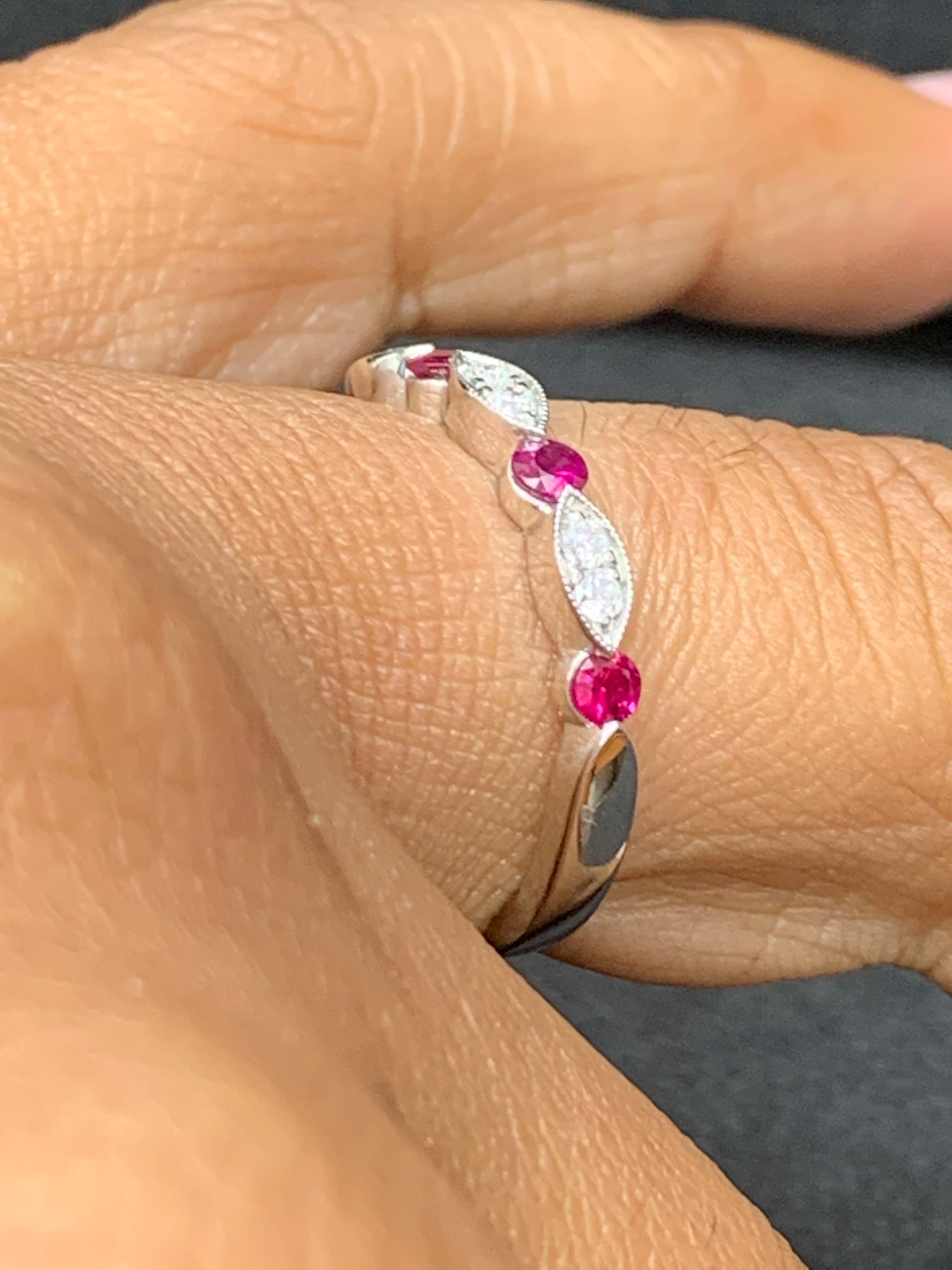 Alianza de boda de rubí y diamantes estilo antiguo de 0,37 quilates en oro blanco de 18 quilates Corte brillante en venta