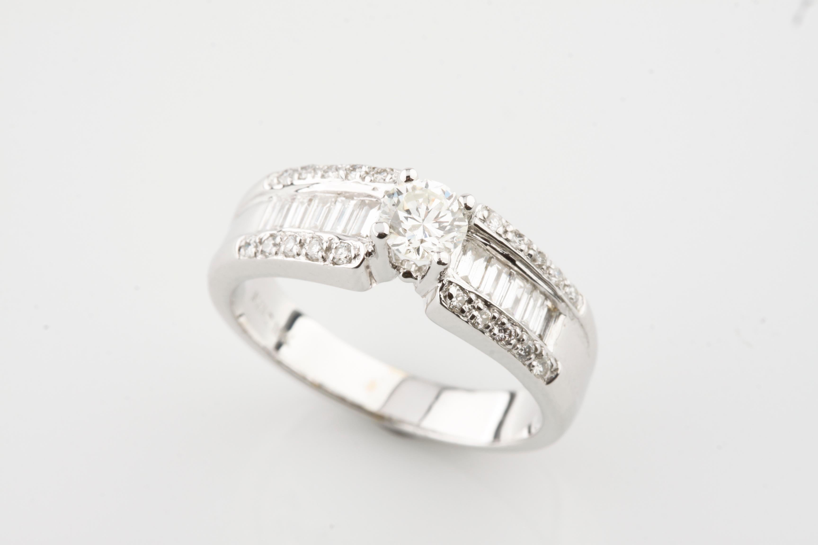 Une bague d'unité de diamant coulé pour femme en or blanc 18KT testé électroniquement avec une finition brillante.
L'état est bon. 
Identifié avec des marques de 