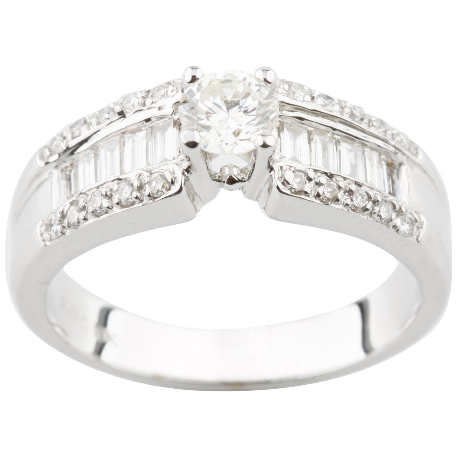 Anello solitario con diamante rotondo da 0,37 carati in oro bianco con accenti in vendita