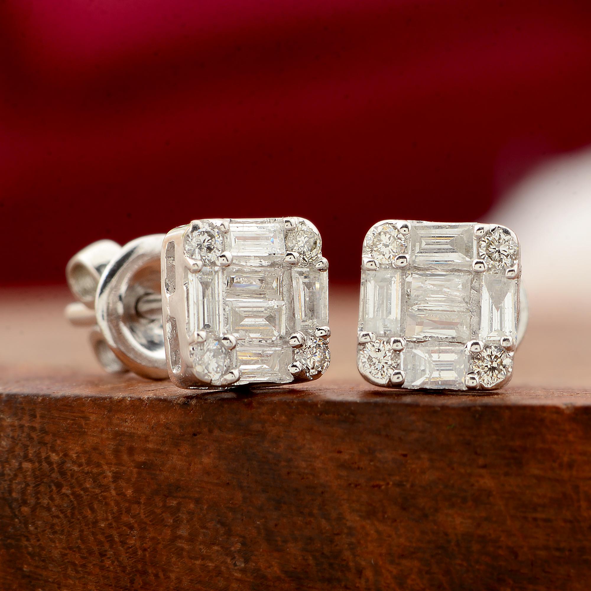Taglio baguette 0,37 Carati SI/H Baguette Diamond 10 Karat White Gold Cushion Stud Tiny Earrings in vendita