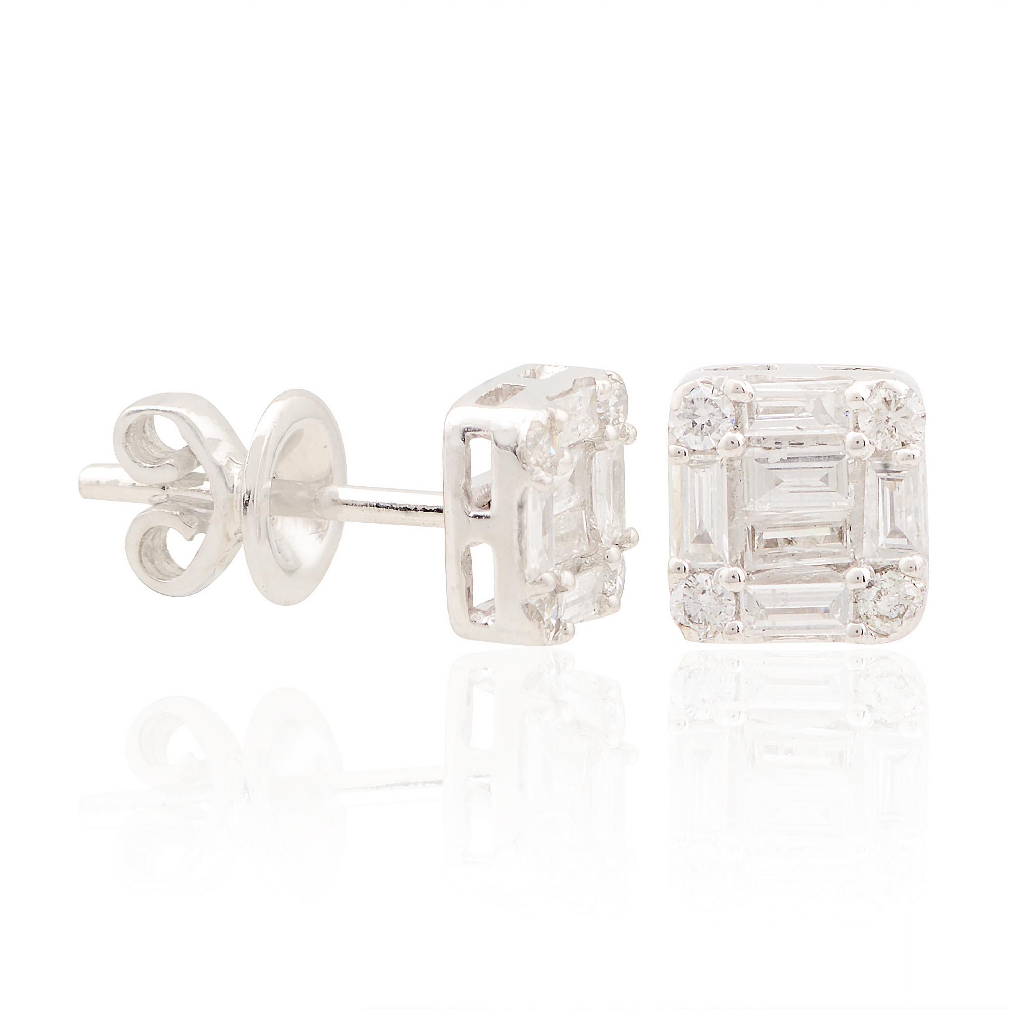 0,37 Carati SI/H Baguette Diamond 10 Karat White Gold Cushion Stud Tiny Earrings In condizioni Nuovo in vendita a Diera, Dubai