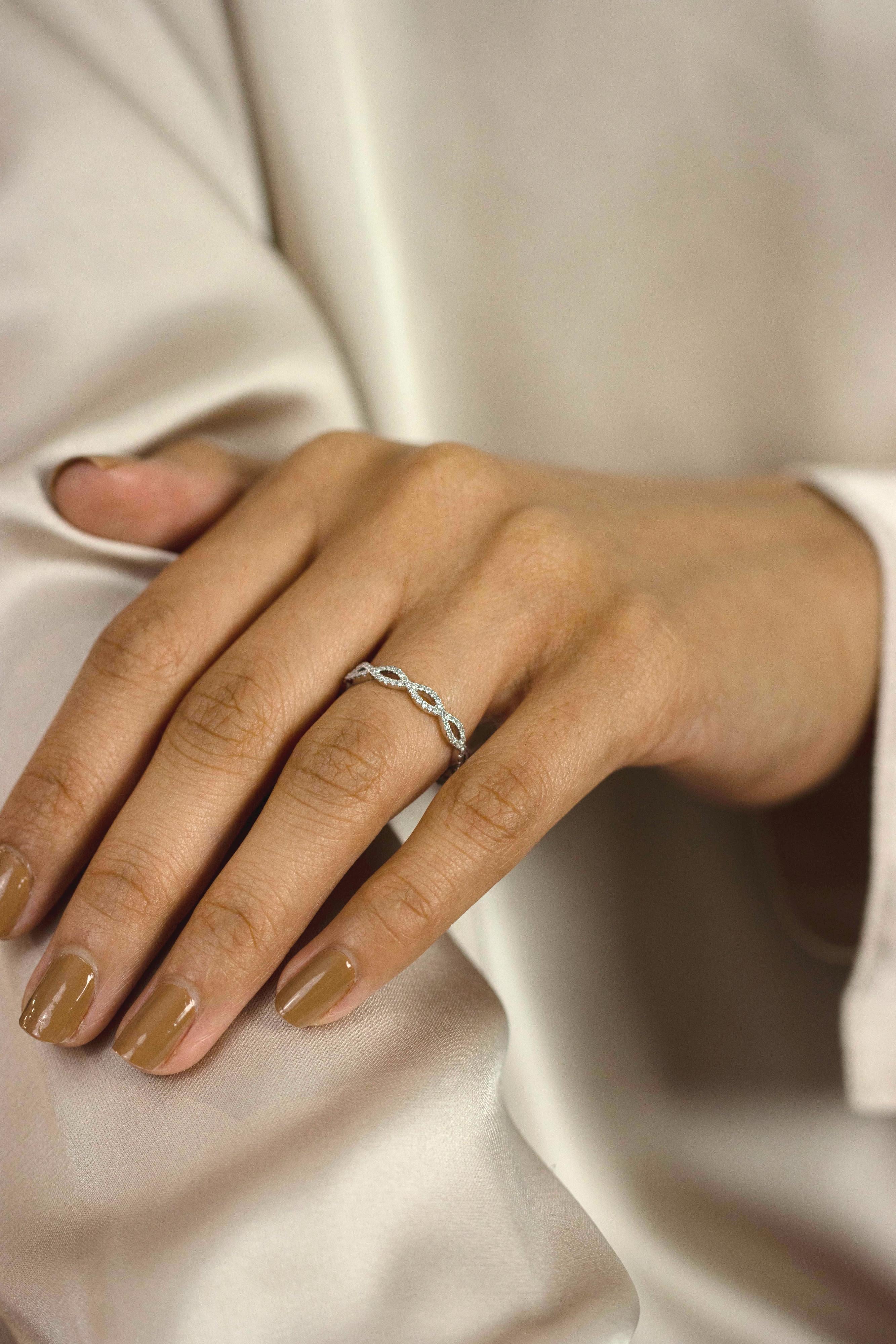 0,37 Karat Brillant Rundschliff Diamant Crossover Unendlichkeits-Ehering im Angebot 4