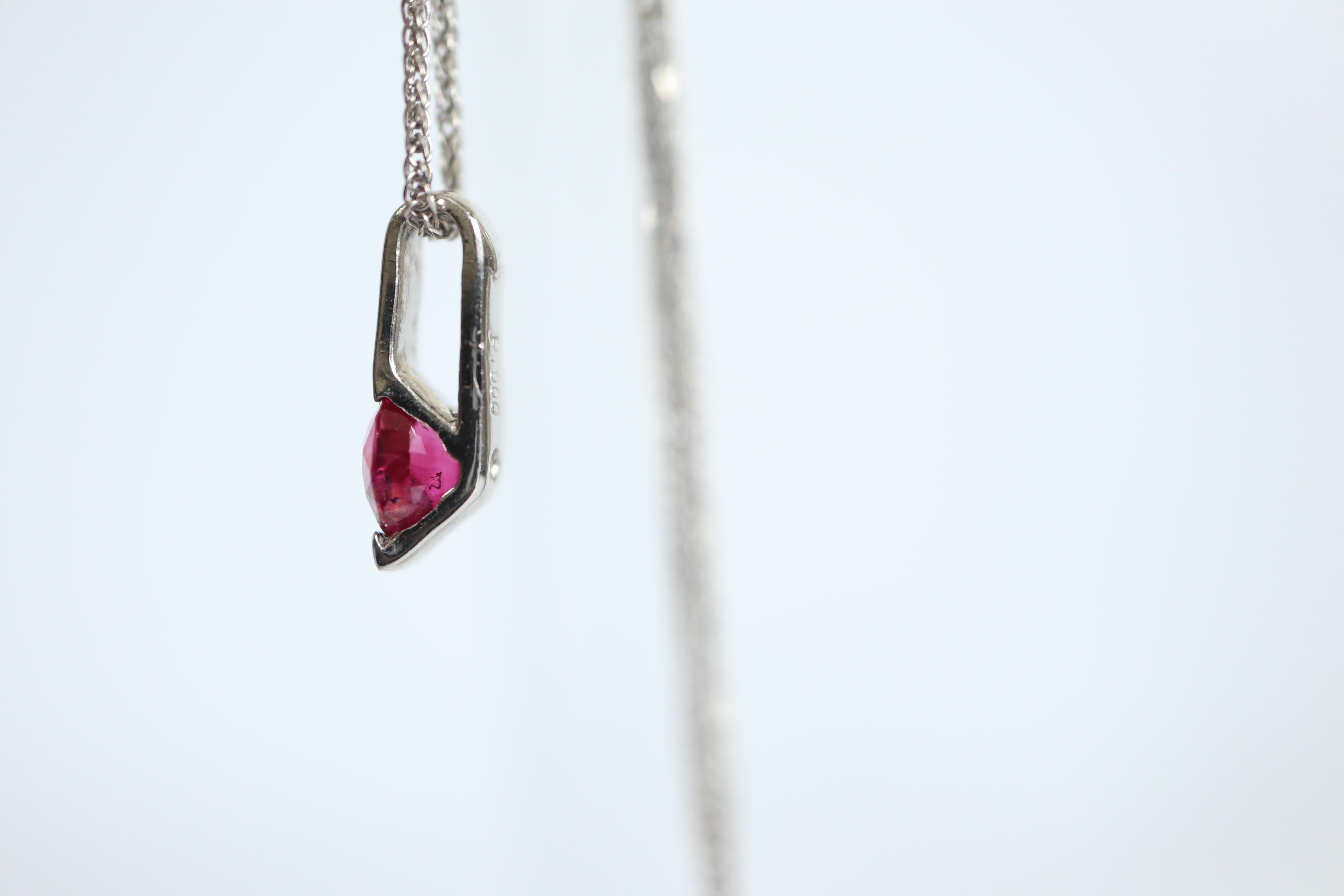 Pendentif minimaliste en platine avec rubis birman non chauffé de 0.375 carat en vente 4