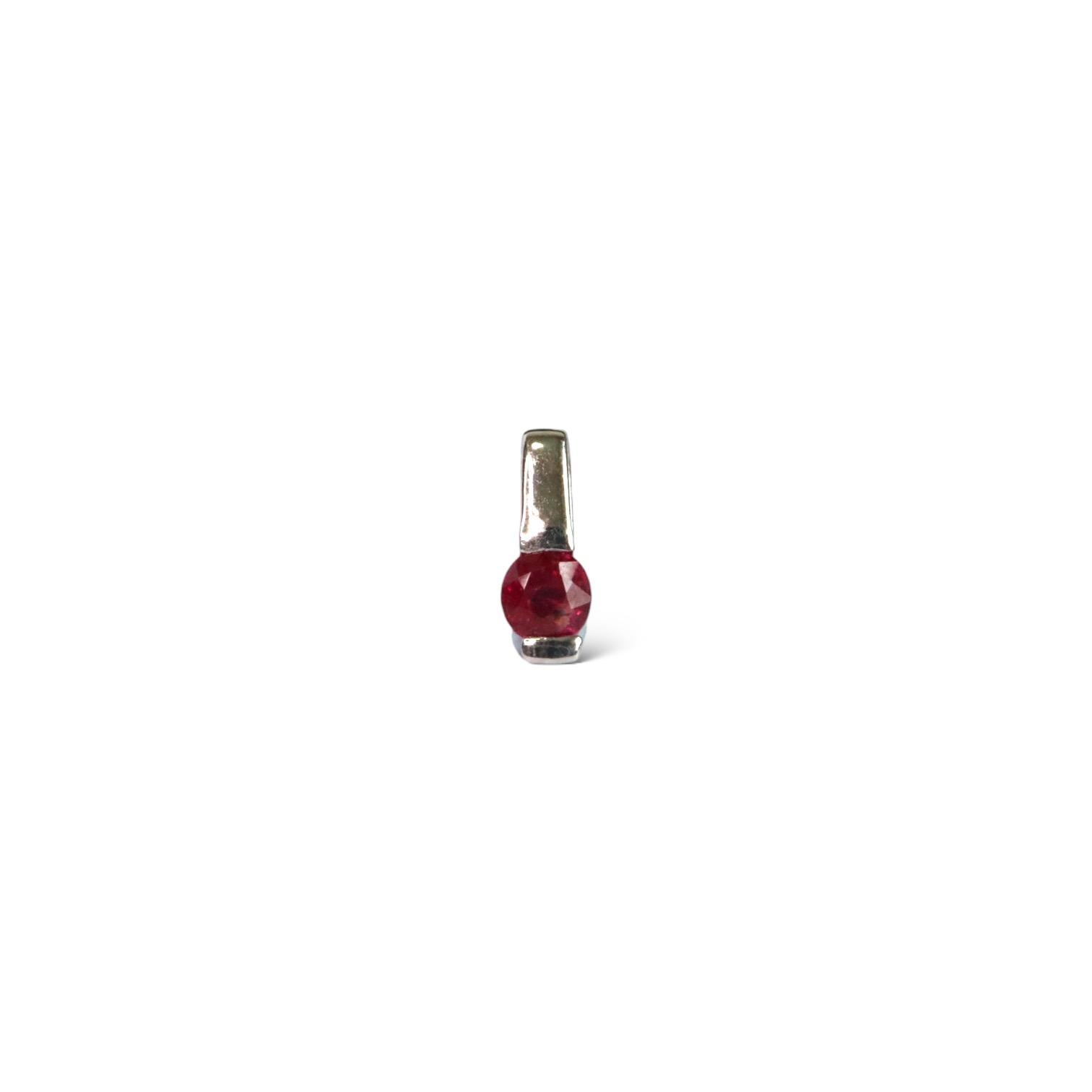 Ce pendentif minimaliste présente un minuscule rubis birman non chauffé d'une grande transparence, d'une clarté limpide et d'un éclat subtil, serti de manière experte dans du platine. L'expression parfaite d'un luxe tranquille.

*Nous avons le