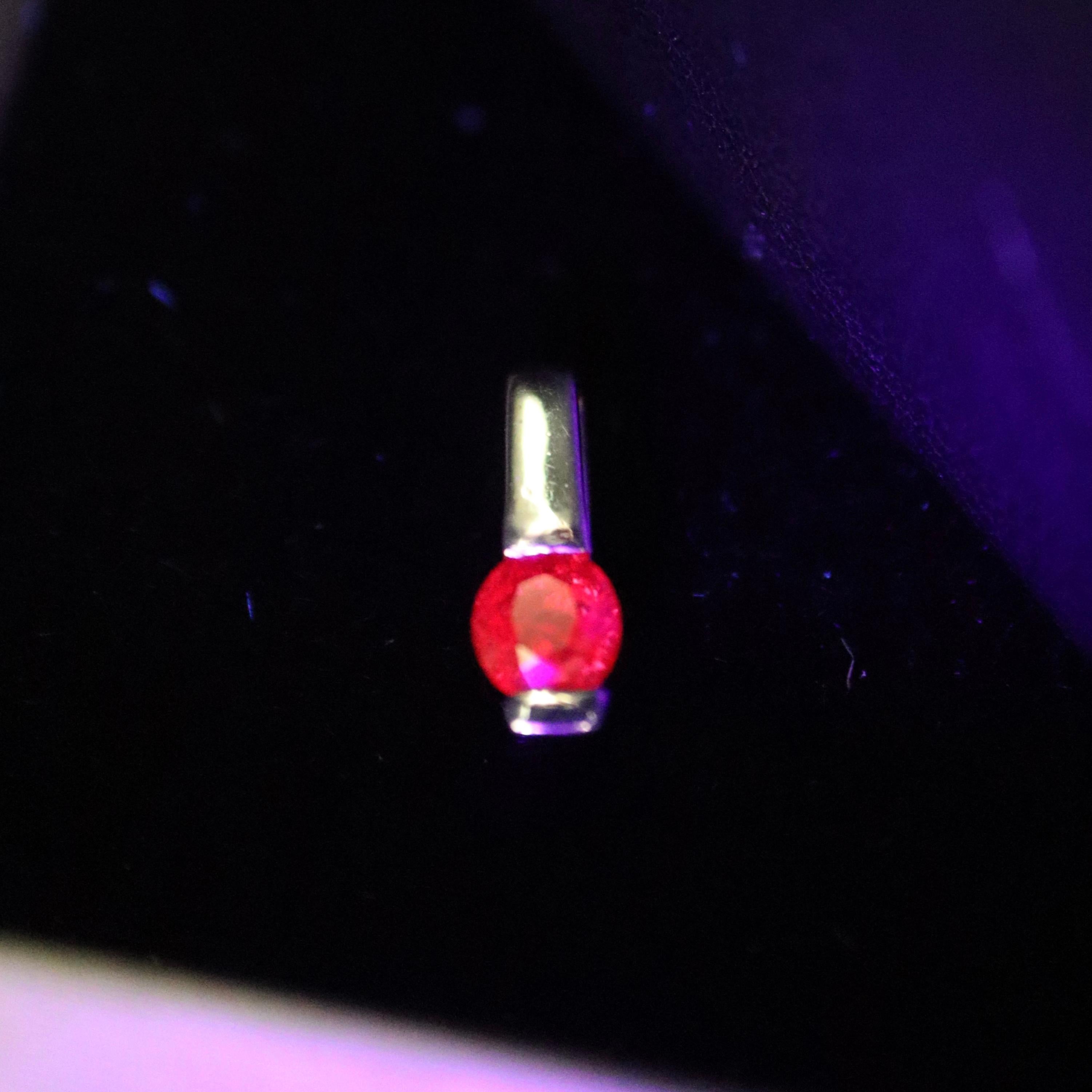 Art déco Pendentif minimaliste en platine avec rubis birman non chauffé de 0.375 carat en vente