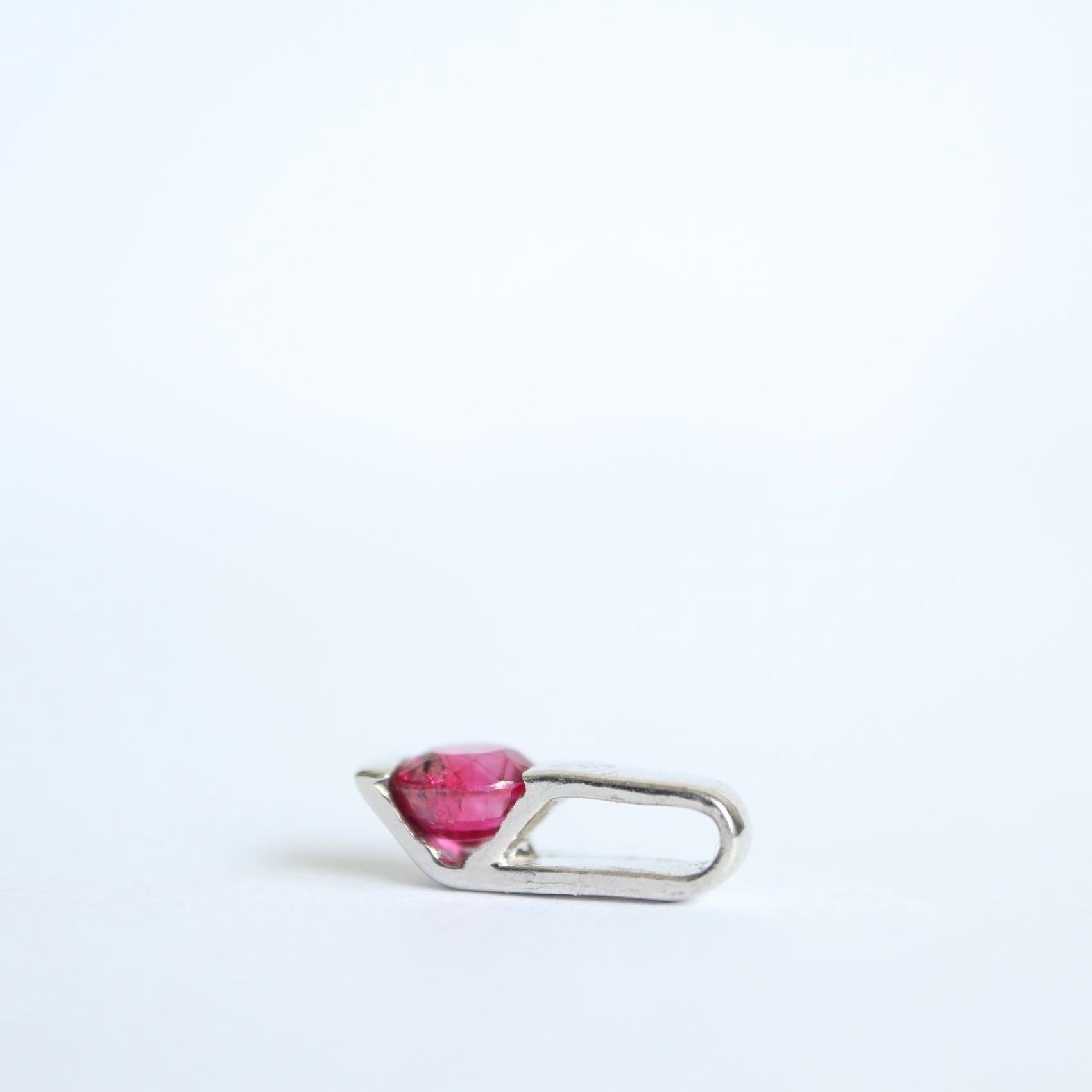 Taille coussin Pendentif minimaliste en platine avec rubis birman non chauffé de 0.375 carat en vente