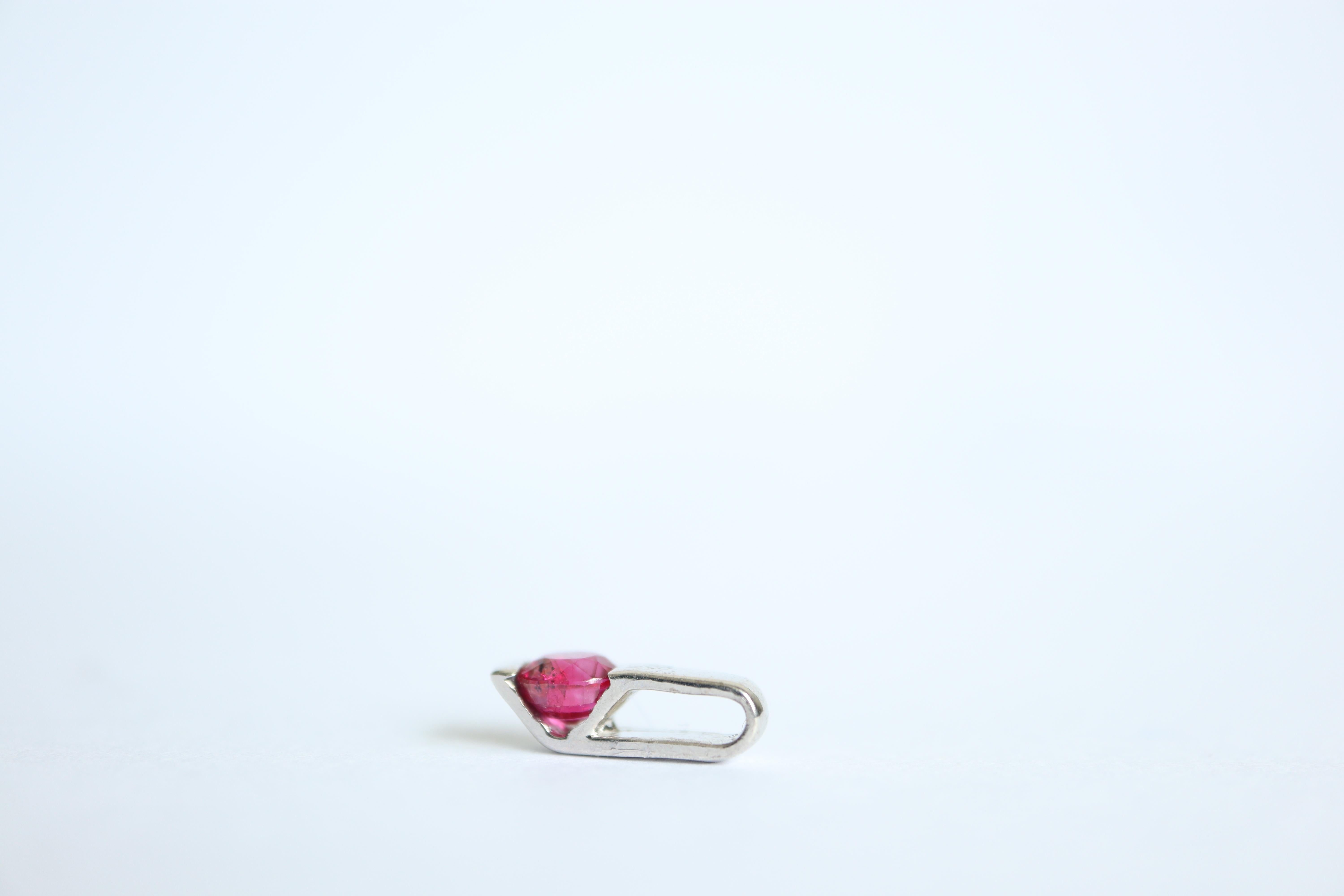 Pendentif minimaliste en platine avec rubis birman non chauffé de 0.375 carat en vente 2