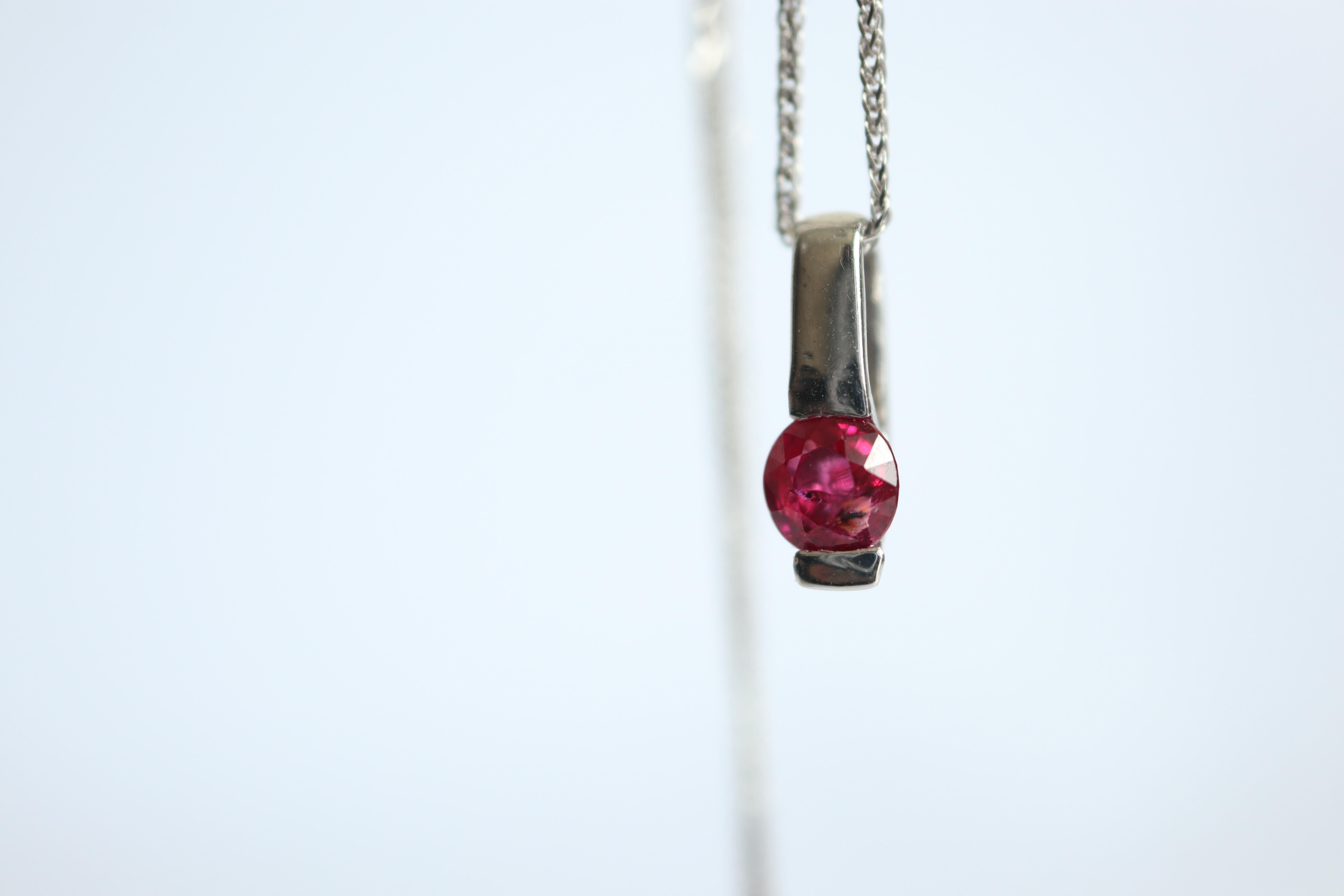Pendentif minimaliste en platine avec rubis birman non chauffé de 0.375 carat en vente 3