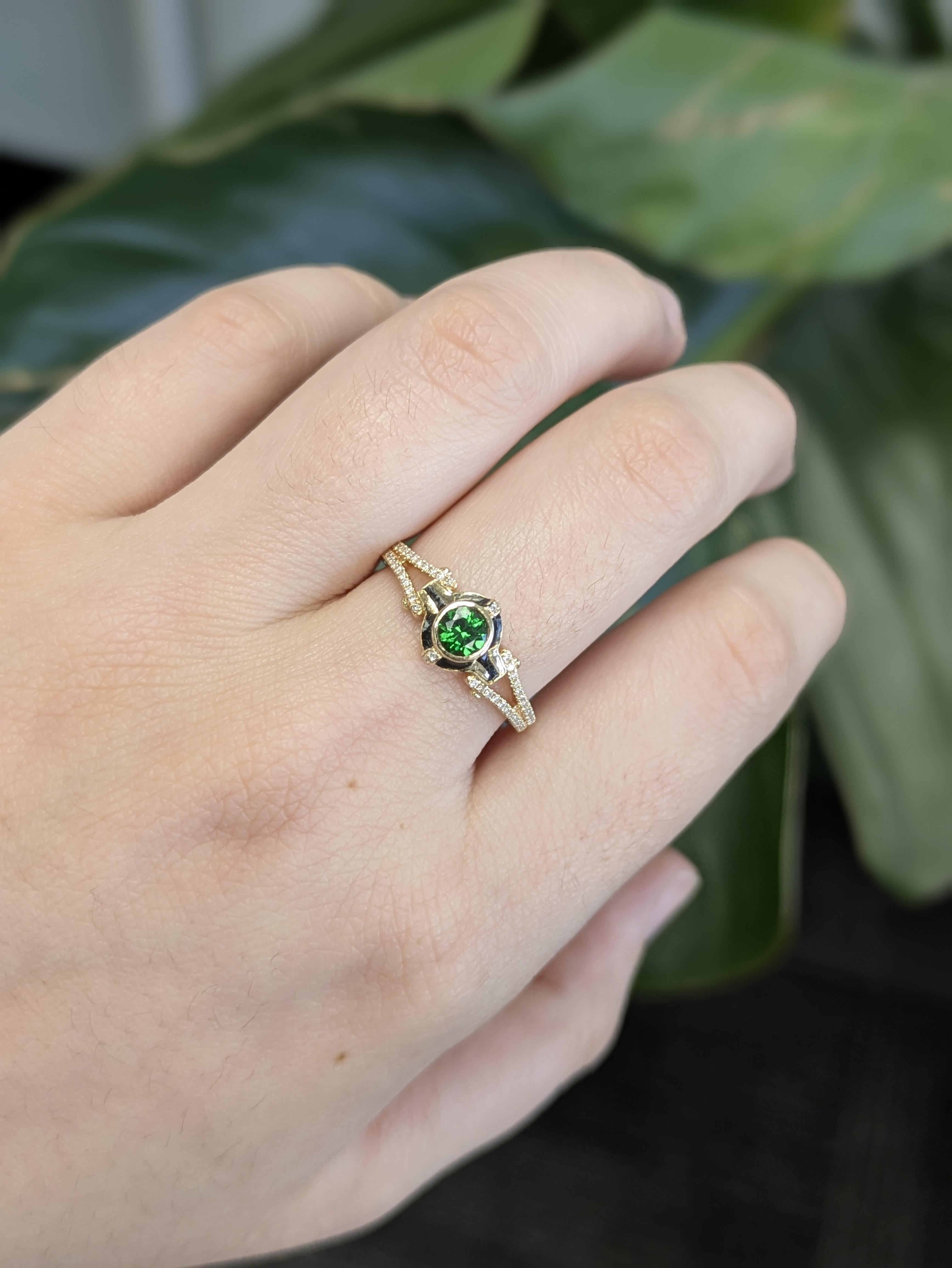 Élevez votre style avec cette élégante bague en or 14 carats ornée d'un rare grenat tsavorite rond de 0,37 ct (~4 mm), magnifiquement encadré par 52 diamants (0,13 cttw). Un mélange raffiné de vert vif et d'accents étincelants dans une pièce