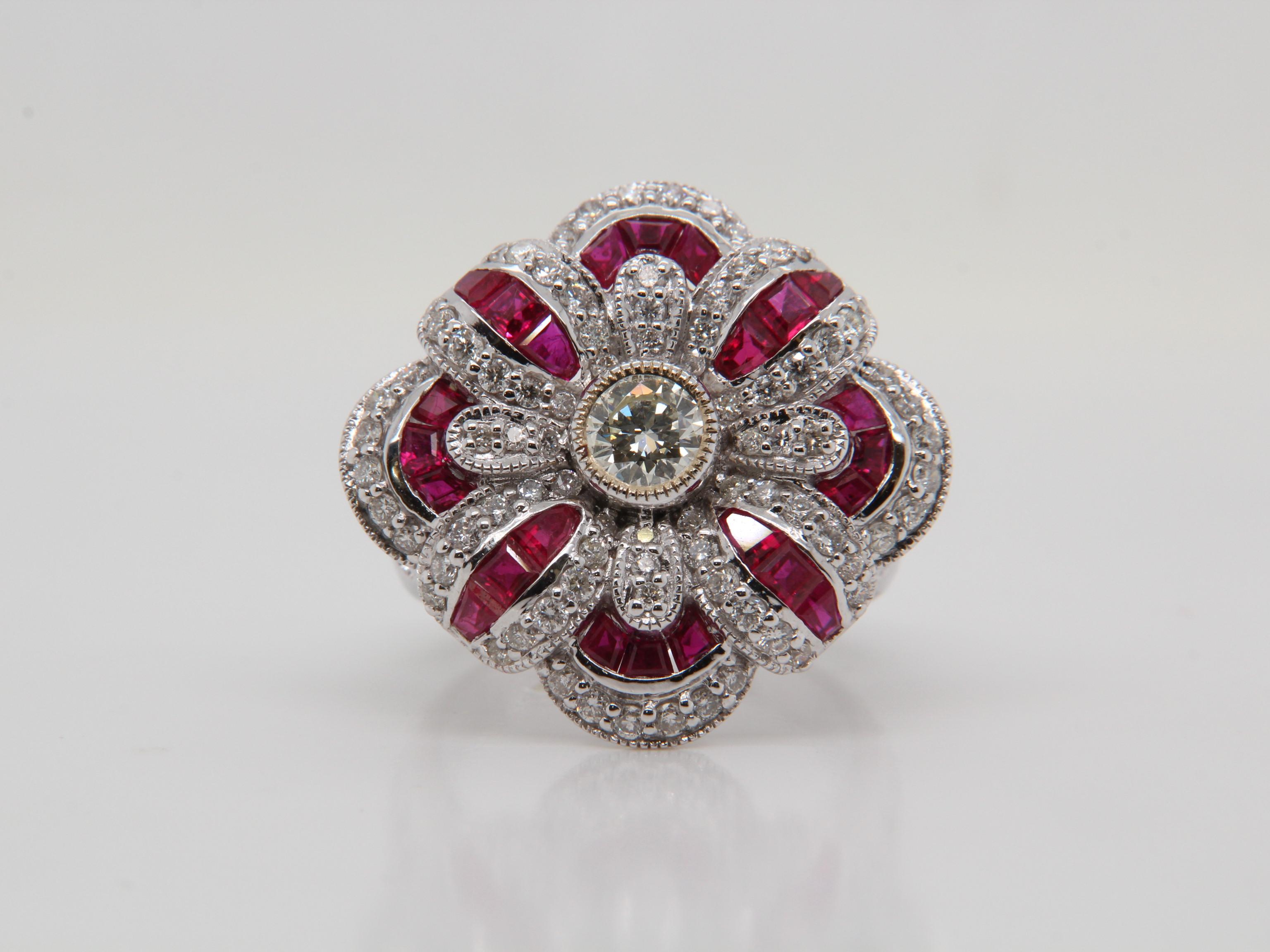 Ein Rubin und Diamant-Ring mit 0,38 Karat Diamant in der Mitte, umgeben von 1,55 Karat Rubinen und 0,88 Karat Diamanten besetzt. Der Ring ist aus 18 Karat Weißgold mit einem Bruttogewicht von 10,15 g gefertigt. Der Ring kann in der Größe verändert