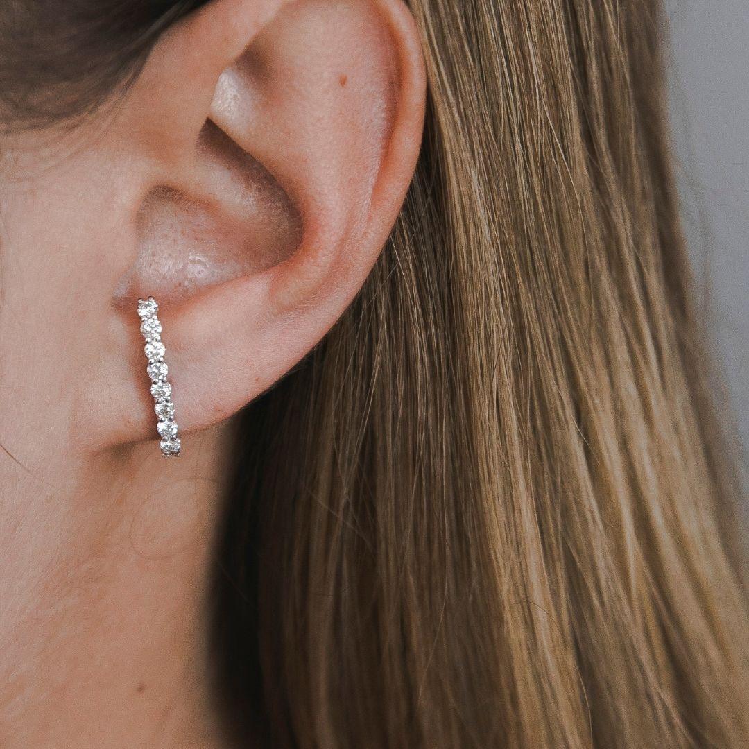 Taille ronde Shlomit Rogel, clous d'oreilles pendants d'oreilles en or blanc 14 carats et diamants 0,38 carat en vente