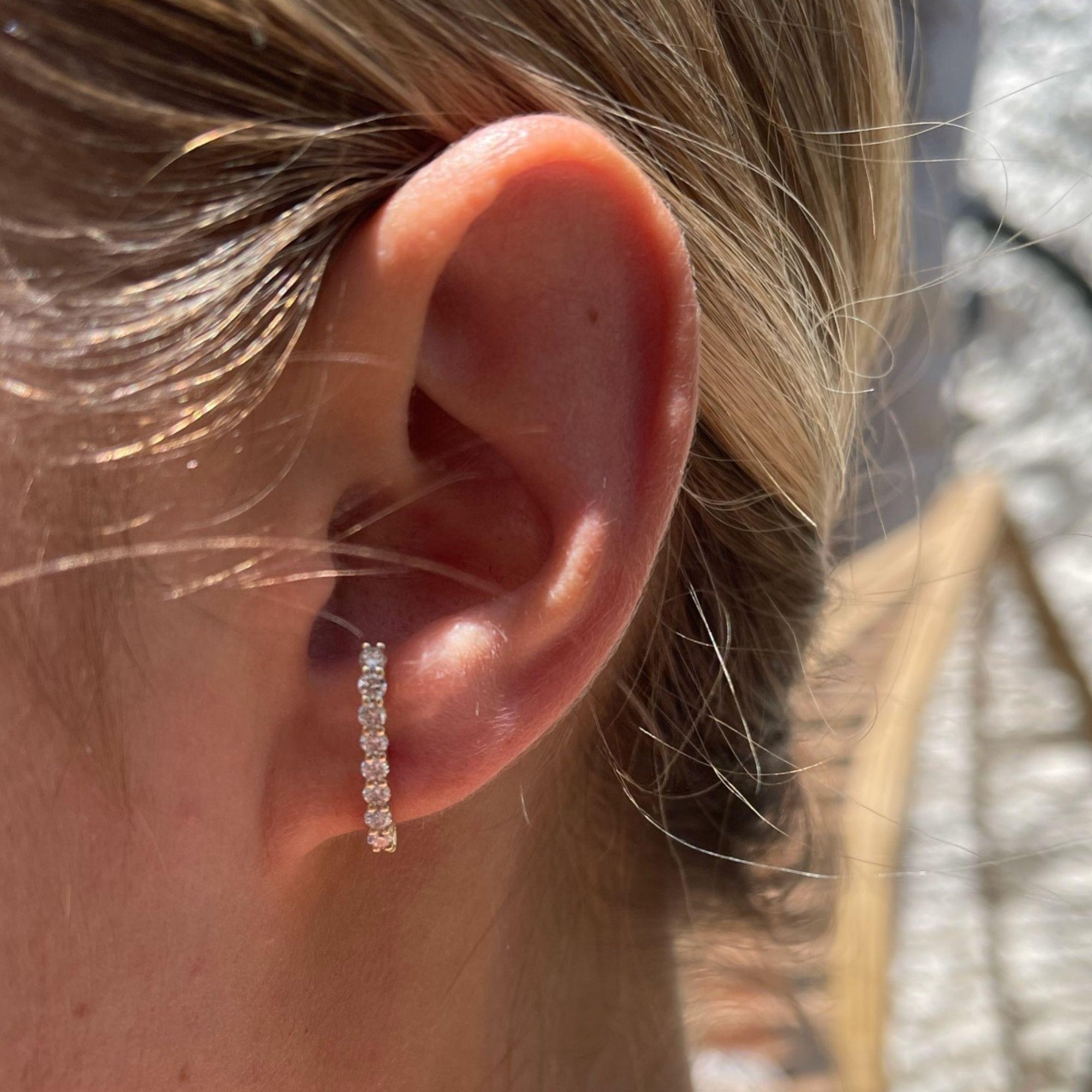 Taille ronde Shlomit Rogel, clous d'oreilles pendants d'oreilles en or jaune 14 carats et diamants 0,38 carat en vente