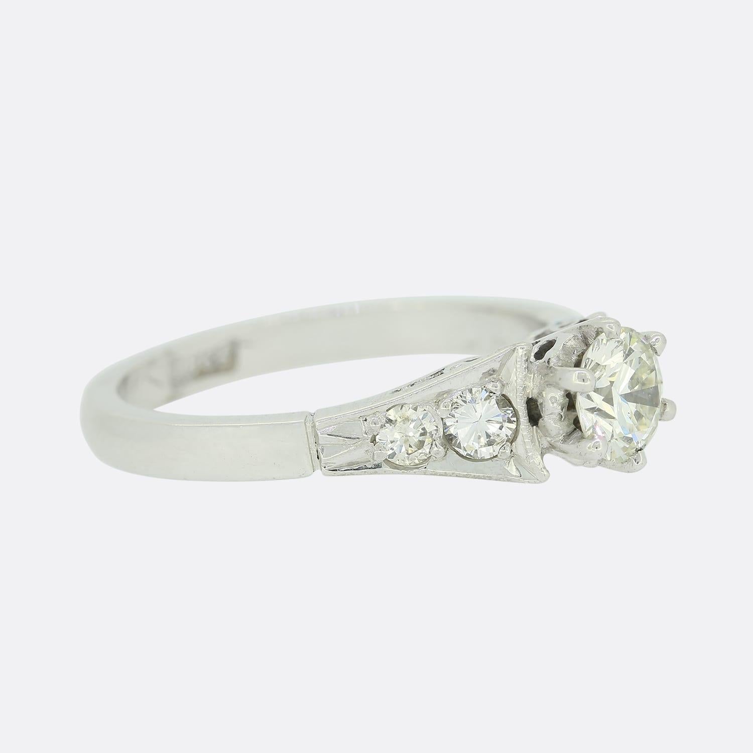 Dies ist ein Solitär-Diamantring aus 18 Karat Weißgold. Der Mittelstein hat etwa 0,38 Karat und jede Schulter ist mit 2 weiteren Diamanten besetzt.

Zustand: Gebraucht (Ausgezeichnet)
Gewicht: 3.0 Gramm
Größe: i
Zentraler Diamant: Ca. 0,38 Karat,