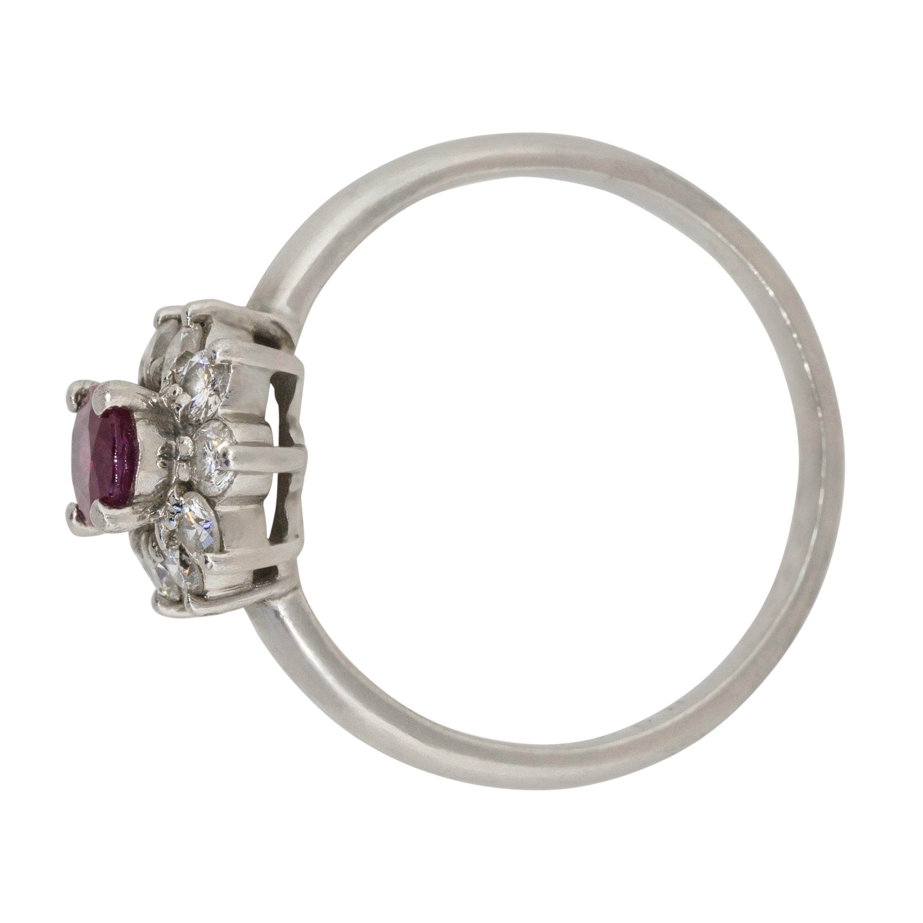 Bague fleur en platine avec rubis ovale, diamants et halo de 0,38 carat en vente 5