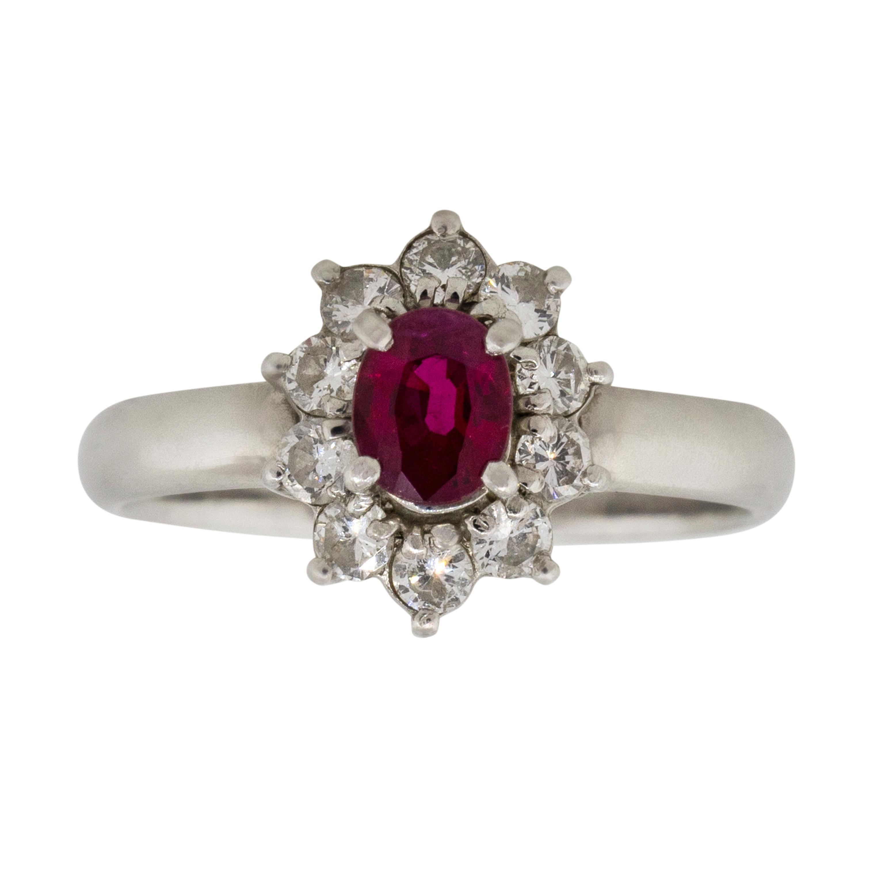 Bague fleur en platine avec rubis ovale, diamants et halo de 0,38 carat en vente 6