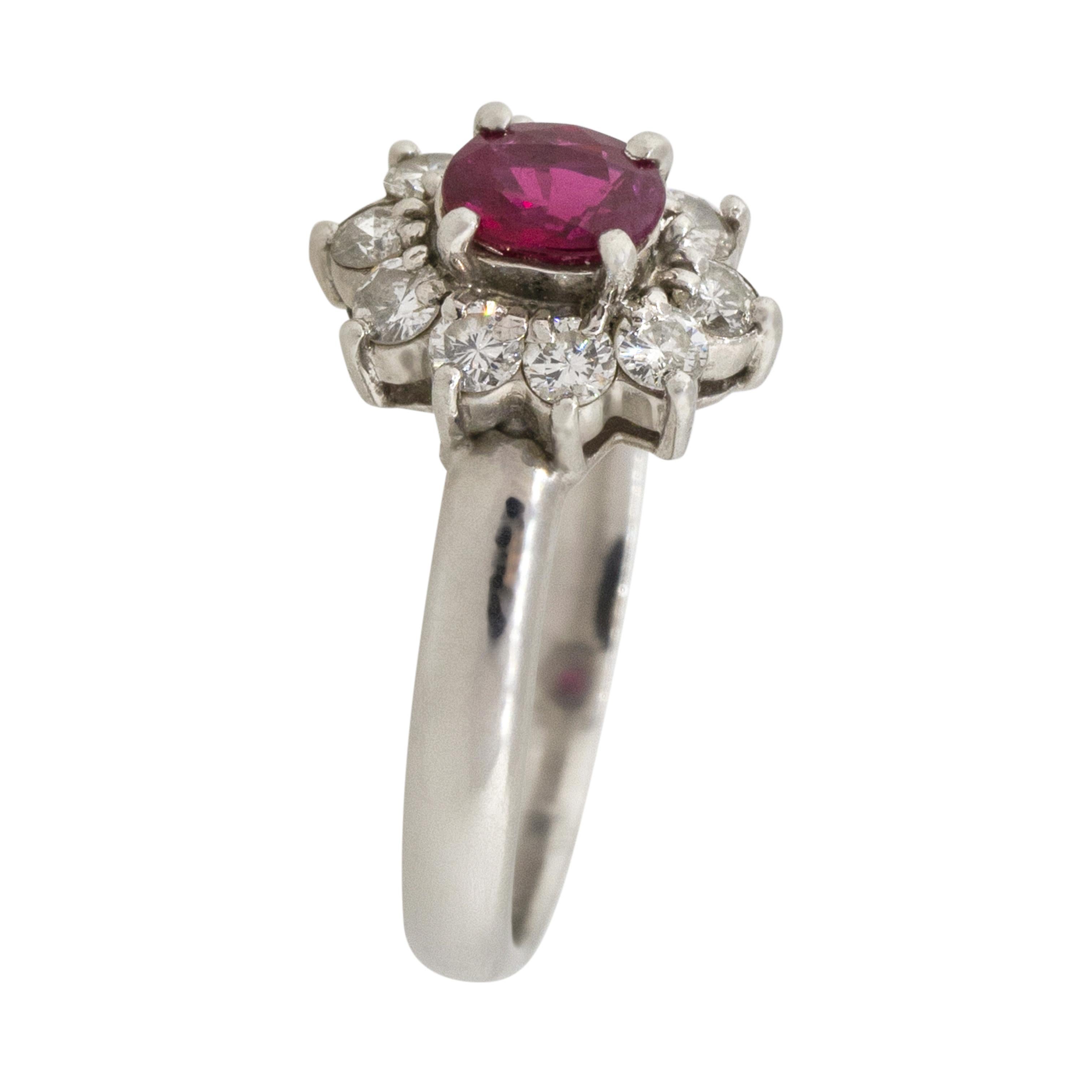 Bague fleur en platine avec rubis ovale, diamants et halo de 0,38 carat en vente 8
