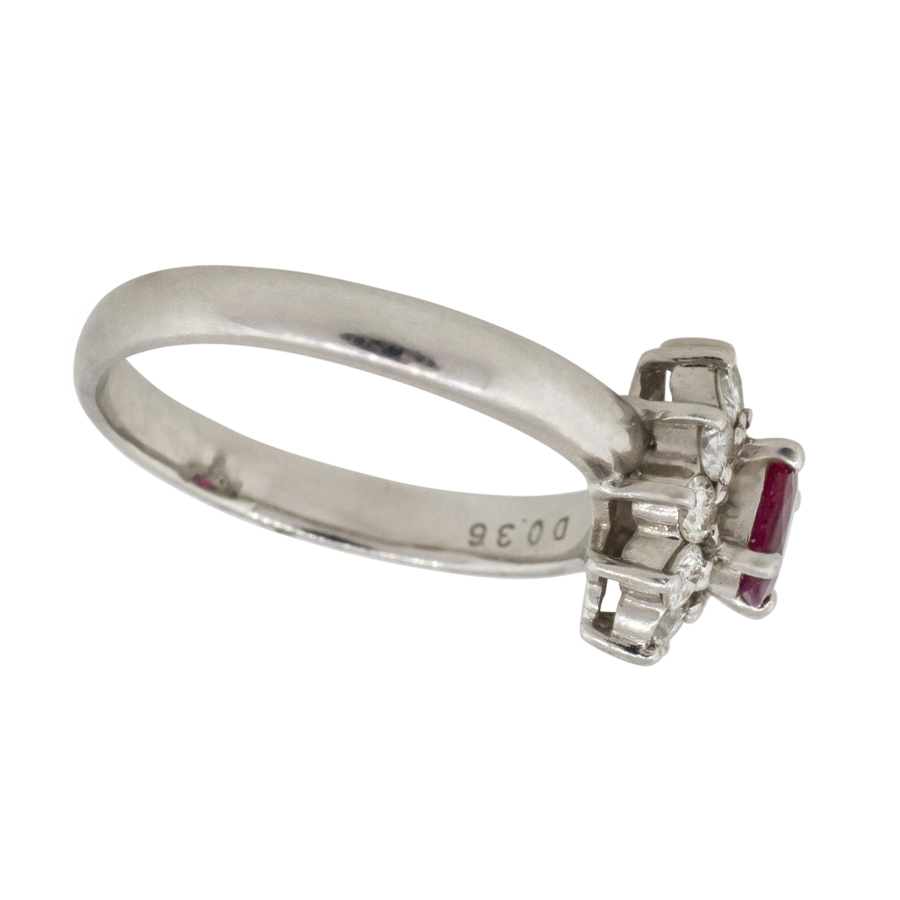 Bague fleur en platine avec rubis ovale, diamants et halo de 0,38 carat en vente 9