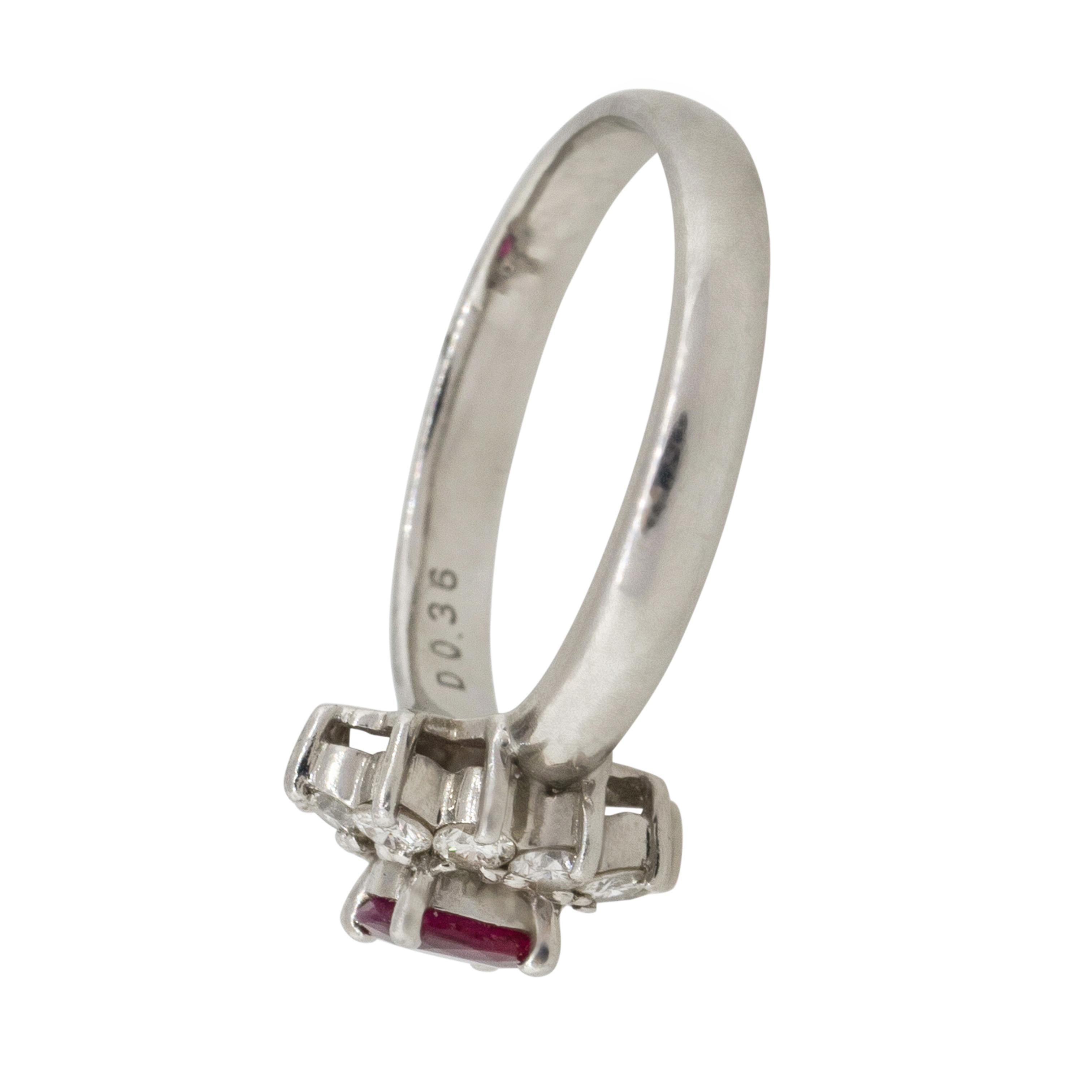 Bague fleur en platine avec rubis ovale, diamants et halo de 0,38 carat en vente 10