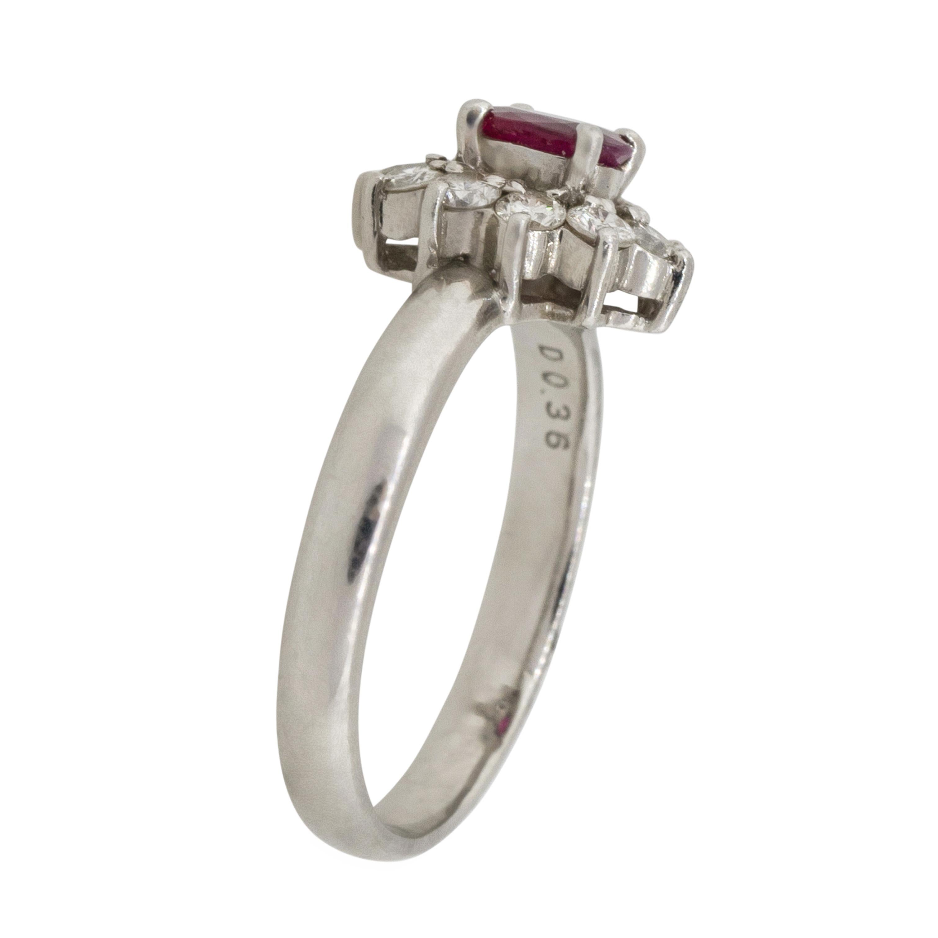 Bague fleur en platine avec rubis ovale, diamants et halo de 0,38 carat en vente 11