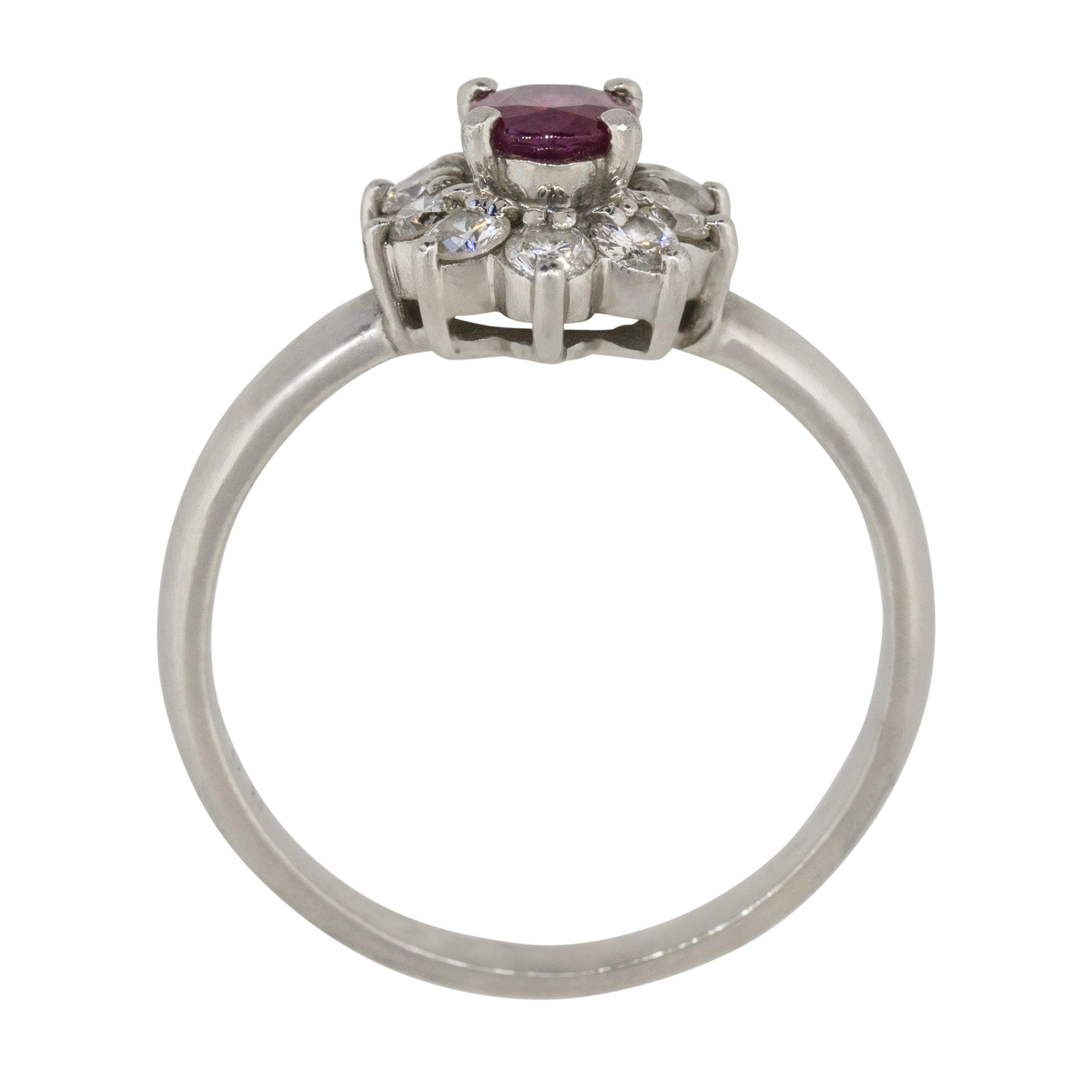 Bague fleur en platine avec rubis ovale, diamants et halo de 0,38 carat en vente 3