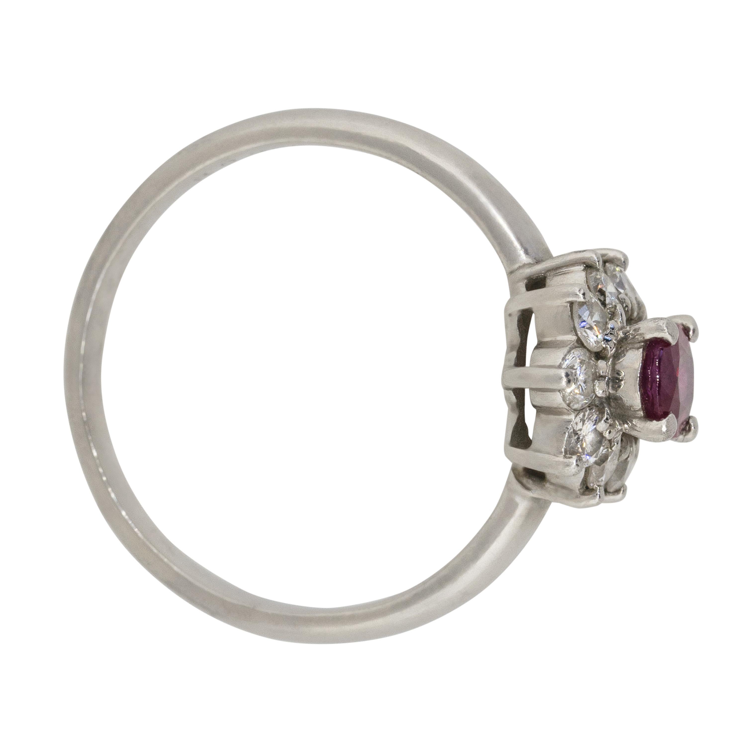 Bague fleur en platine avec rubis ovale, diamants et halo de 0,38 carat en vente 4