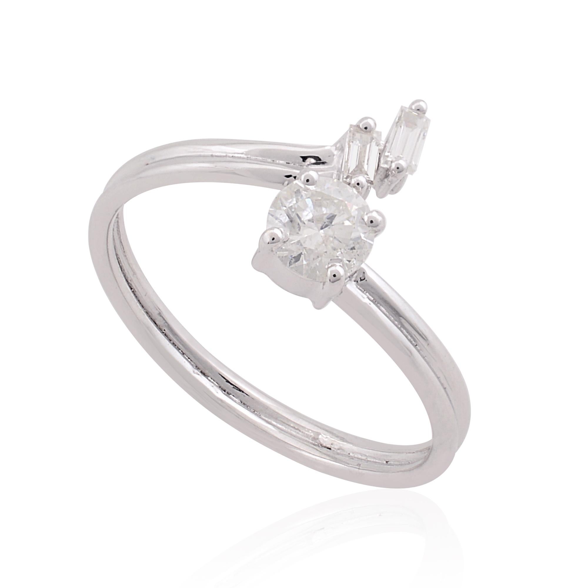 0,38 Carati SI Chiarezza HI Colore Anello con Diamante Baguette Rotondo Oro Bianco 10 Carati In condizioni Nuovo in vendita a Diera, Dubai
