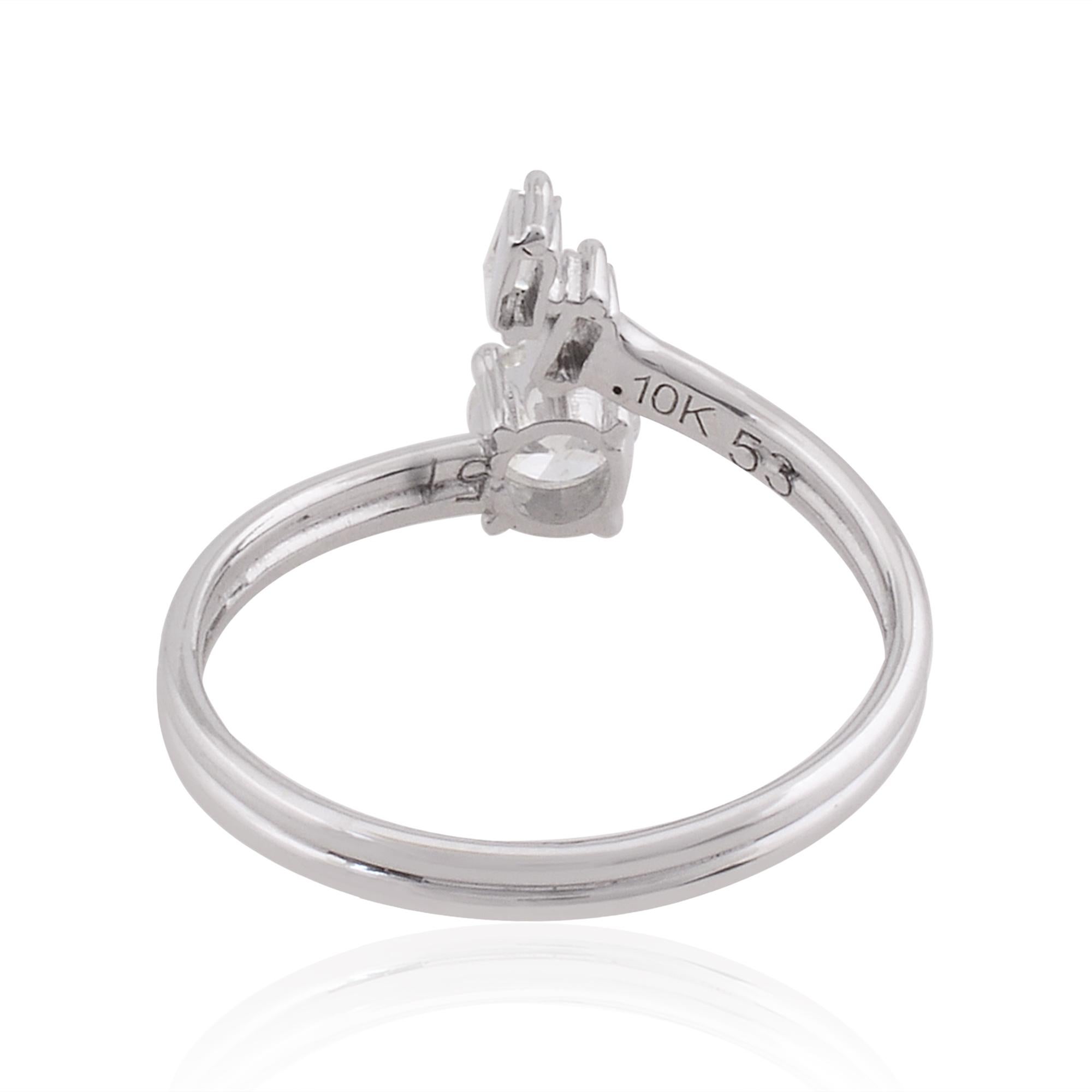 Donna 0,38 Carati SI Chiarezza HI Colore Anello con Diamante Baguette Rotondo Oro Bianco 10 Carati in vendita
