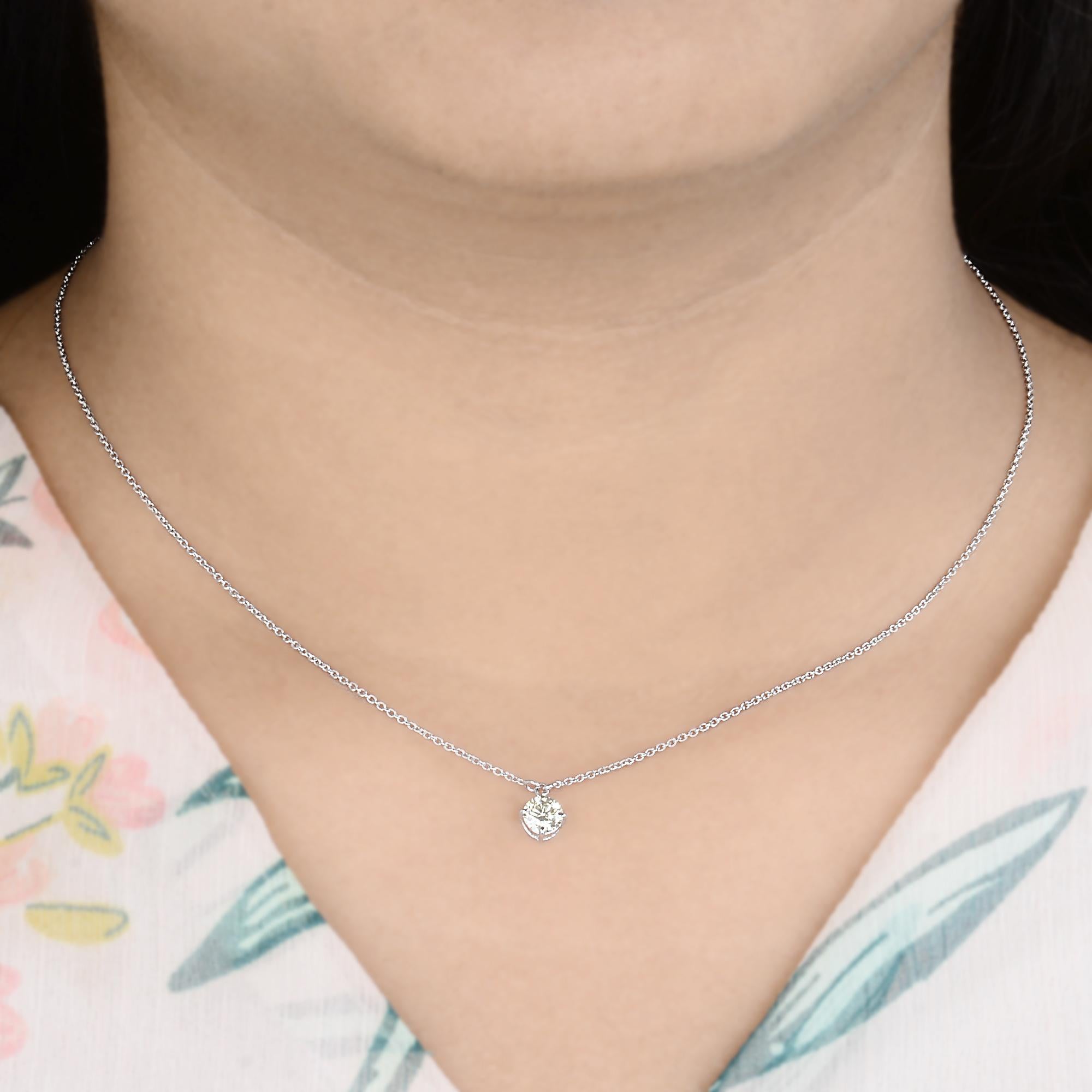 Ce collier pendentif à breloques en diamant solitaire est une pièce polyvalente qui passe sans effort du jour à la nuit. Il ajoute une touche d'élégance raffinée à n'importe quelle tenue, ce qui le rend adapté aussi bien aux occasions formelles