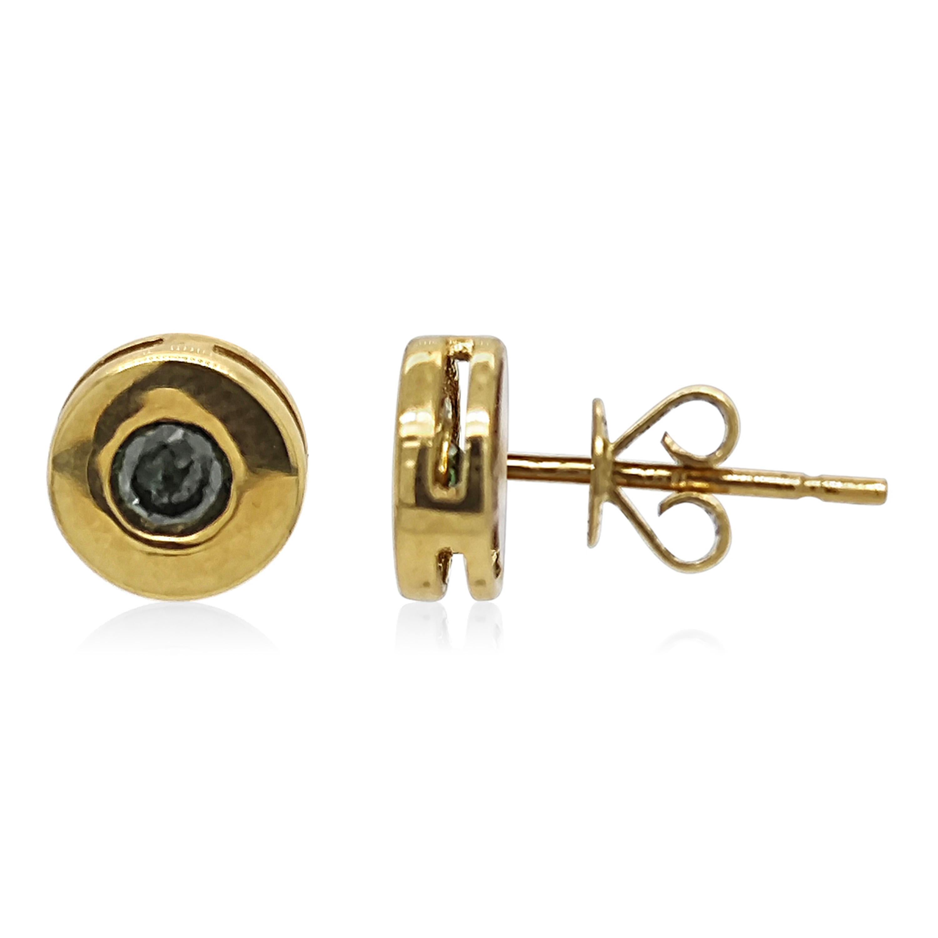 Taille ronde Boucles d'oreilles en or jaune avec diamant bleu traité de 0,38 carat en vente
