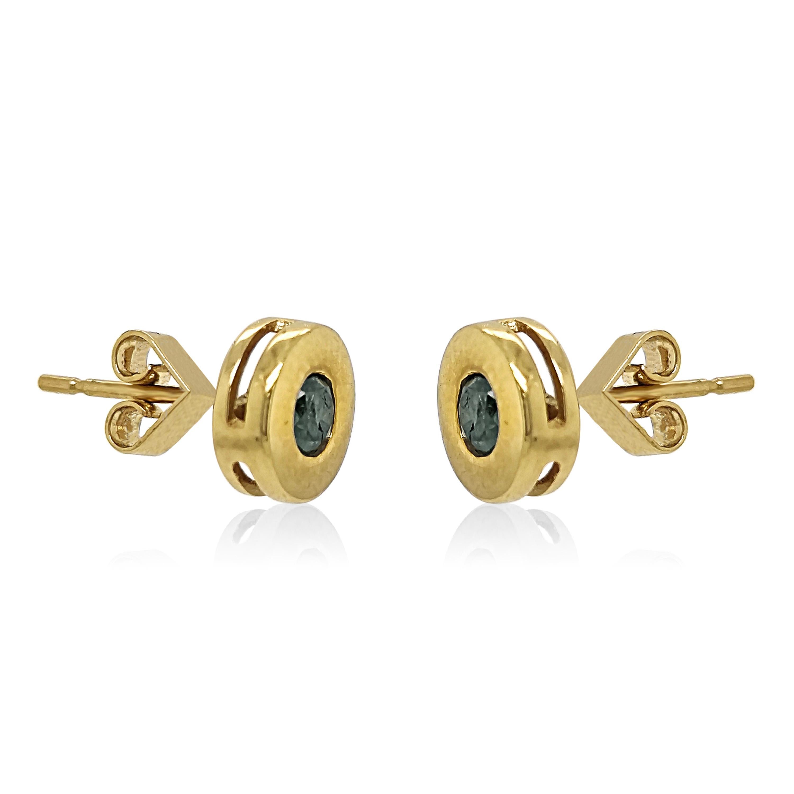 Boucles d'oreilles en or jaune avec diamant bleu traité de 0,38 carat Neuf - En vente à New York, NY