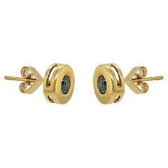 Boucles d'oreilles en or jaune avec diamant bleu traité de 0,38 carat