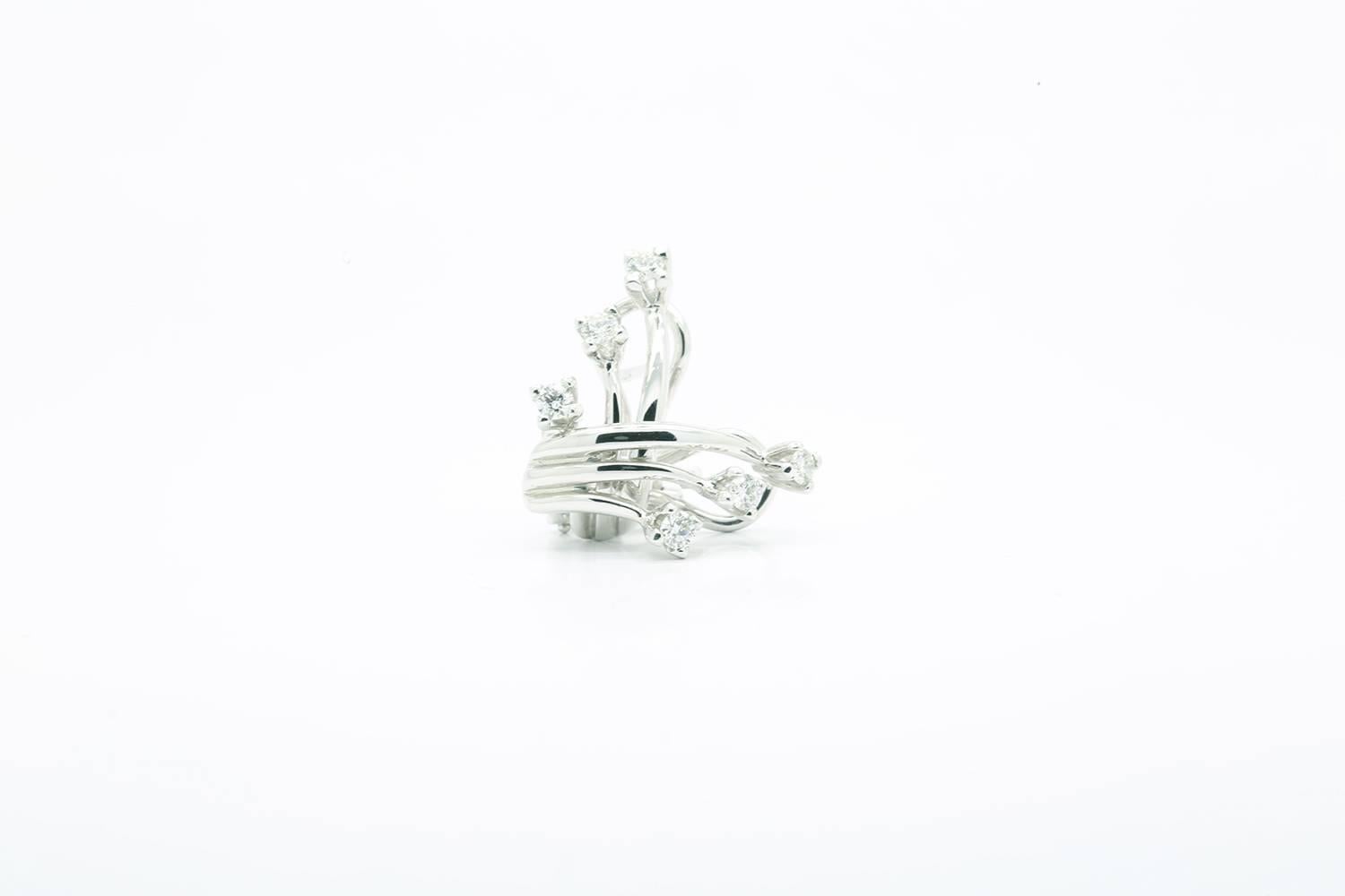 Orecchini Trilogy con tre diamanti bianchi di FERRUCCI interamente realizzati in oro bianco 18 carati, Made in Italy
Un tocco moderno ed elegante ai concetti di orecchini, organicamente vivi e in continuo movimento, che mostrano eleganza, gusto