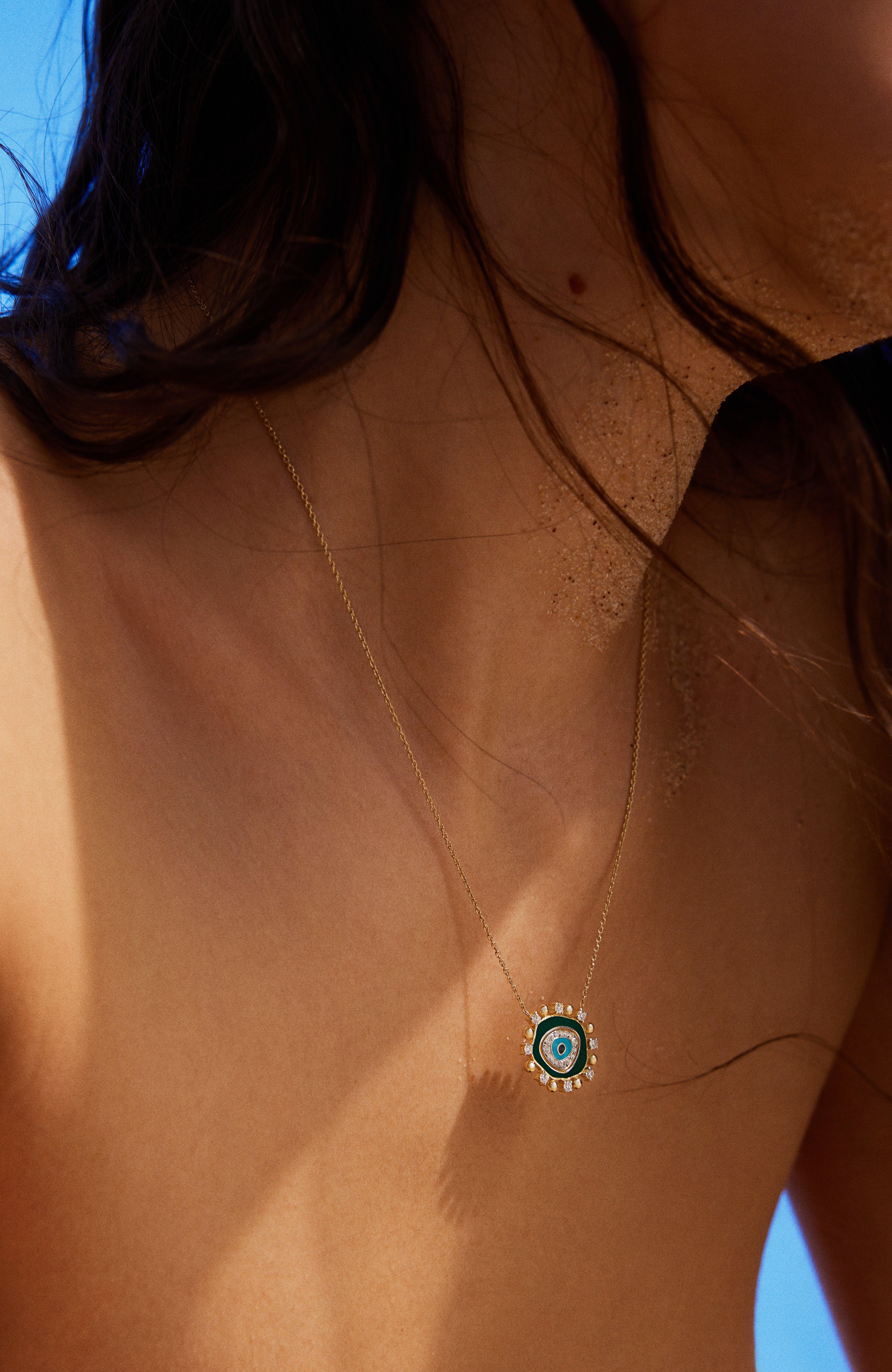 Collana Nazar in oro 14k dalla forma unica. Creato con smalto e diamanti.