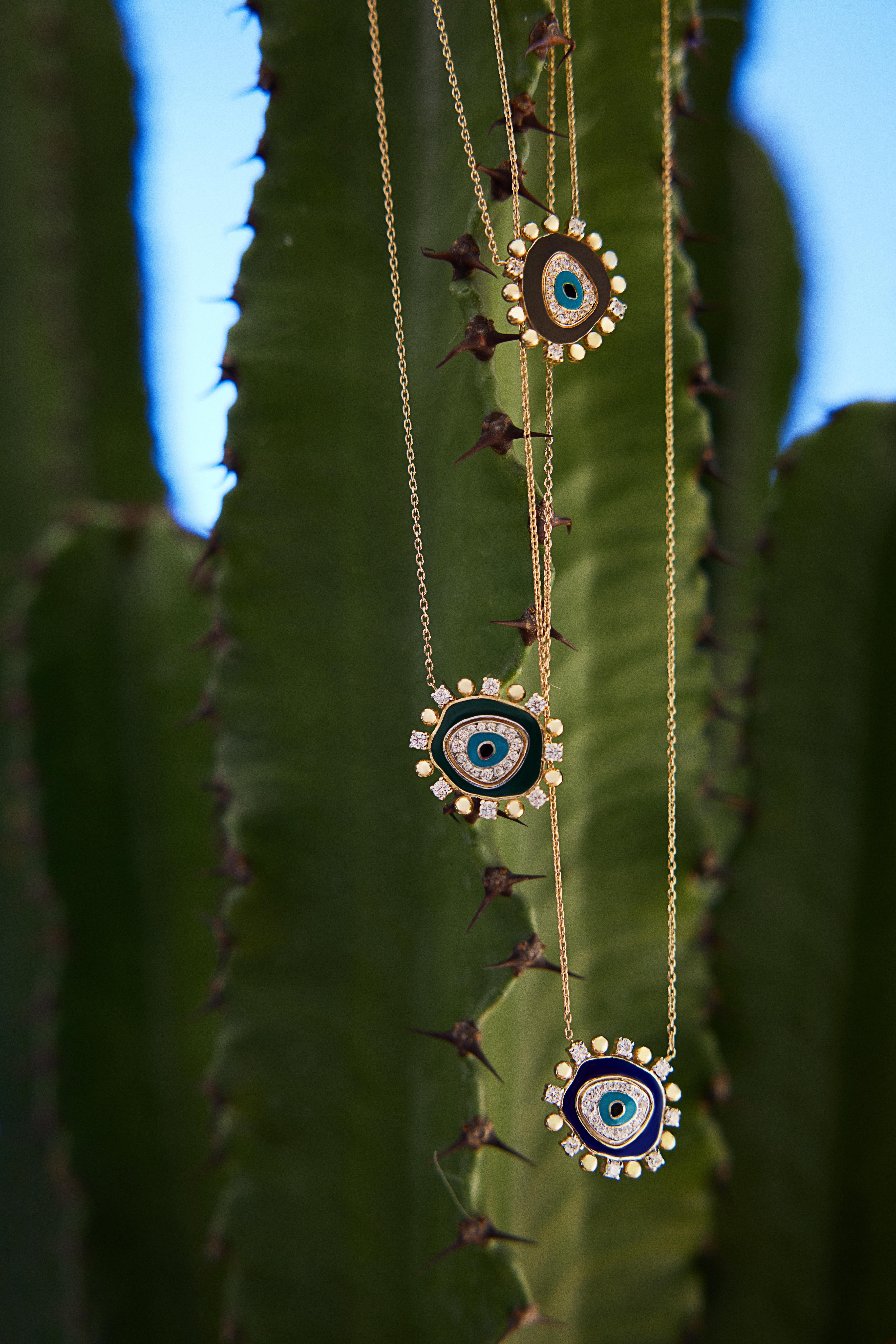 Moderno Collana con diamanti da 0,38 ct, smalto blu e oro 14k in vendita