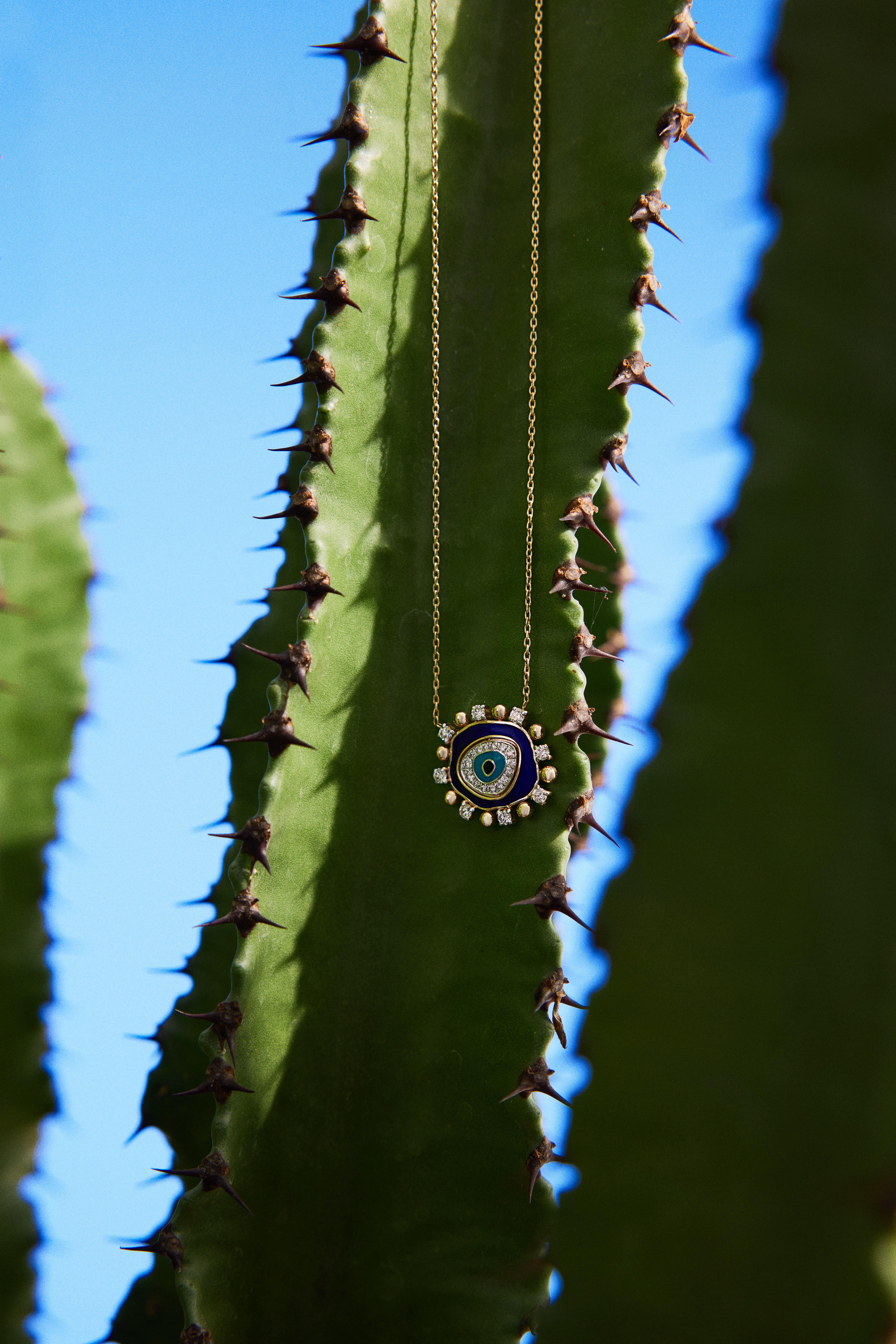 Taglio brillante Collana con diamanti da 0,38 ct, smalto blu e oro 14k in vendita