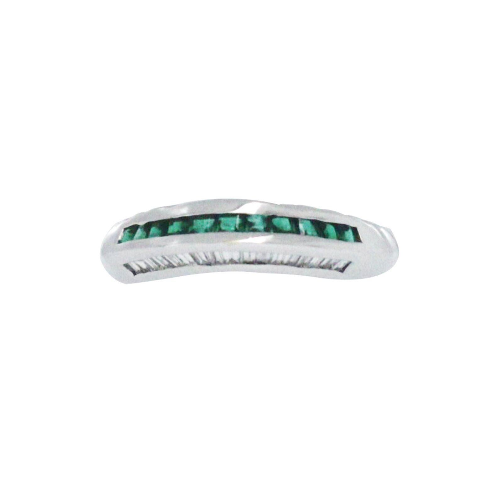 0.38 Emerald and 0.27 Carat Diamonds in 18 Karat Gold Wedding Band Ring In New Condition For Sale In Los Angeles, CA