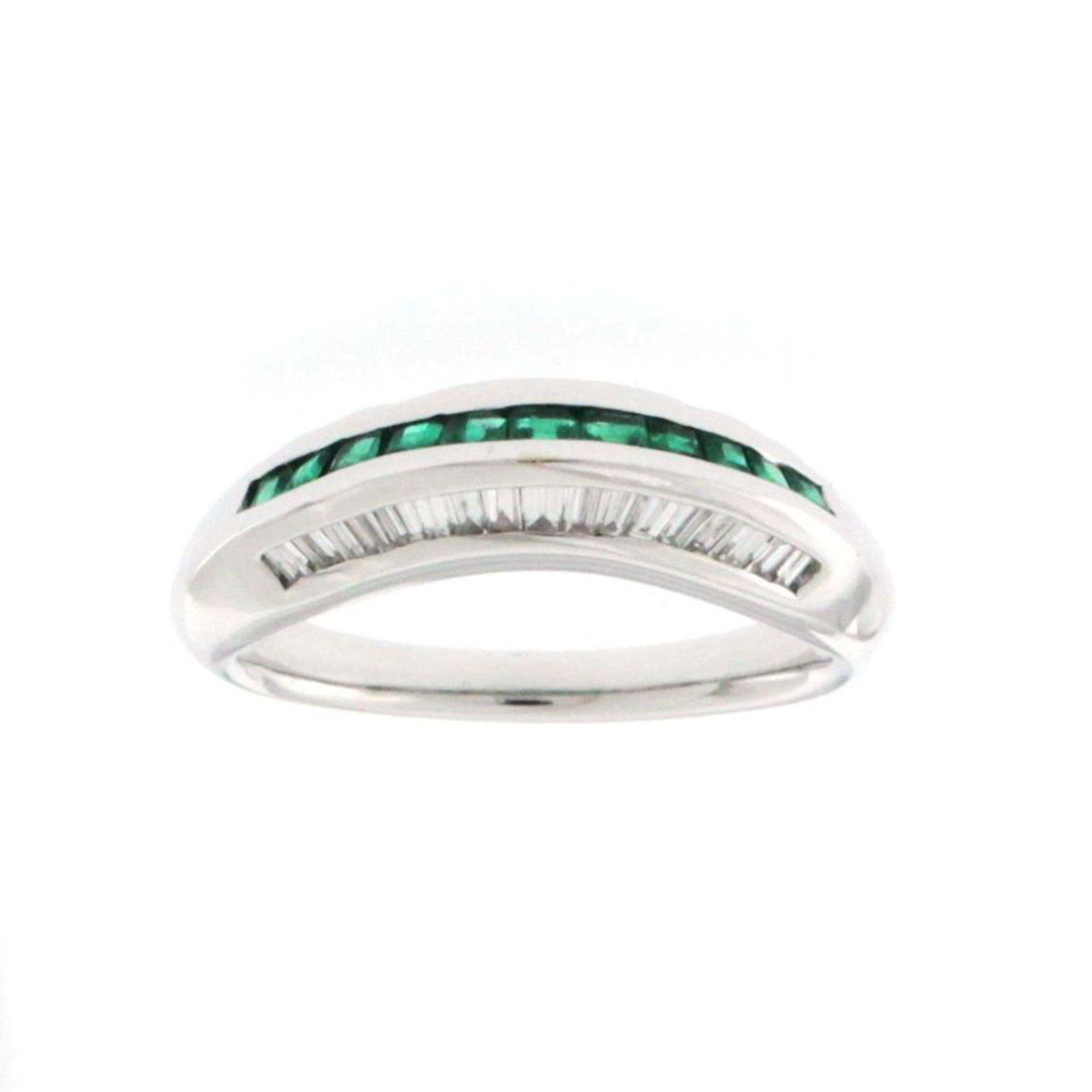 Women's 0.38 Emerald and 0.27 Carat Diamonds in 18 Karat Gold Wedding Band Ring For Sale
