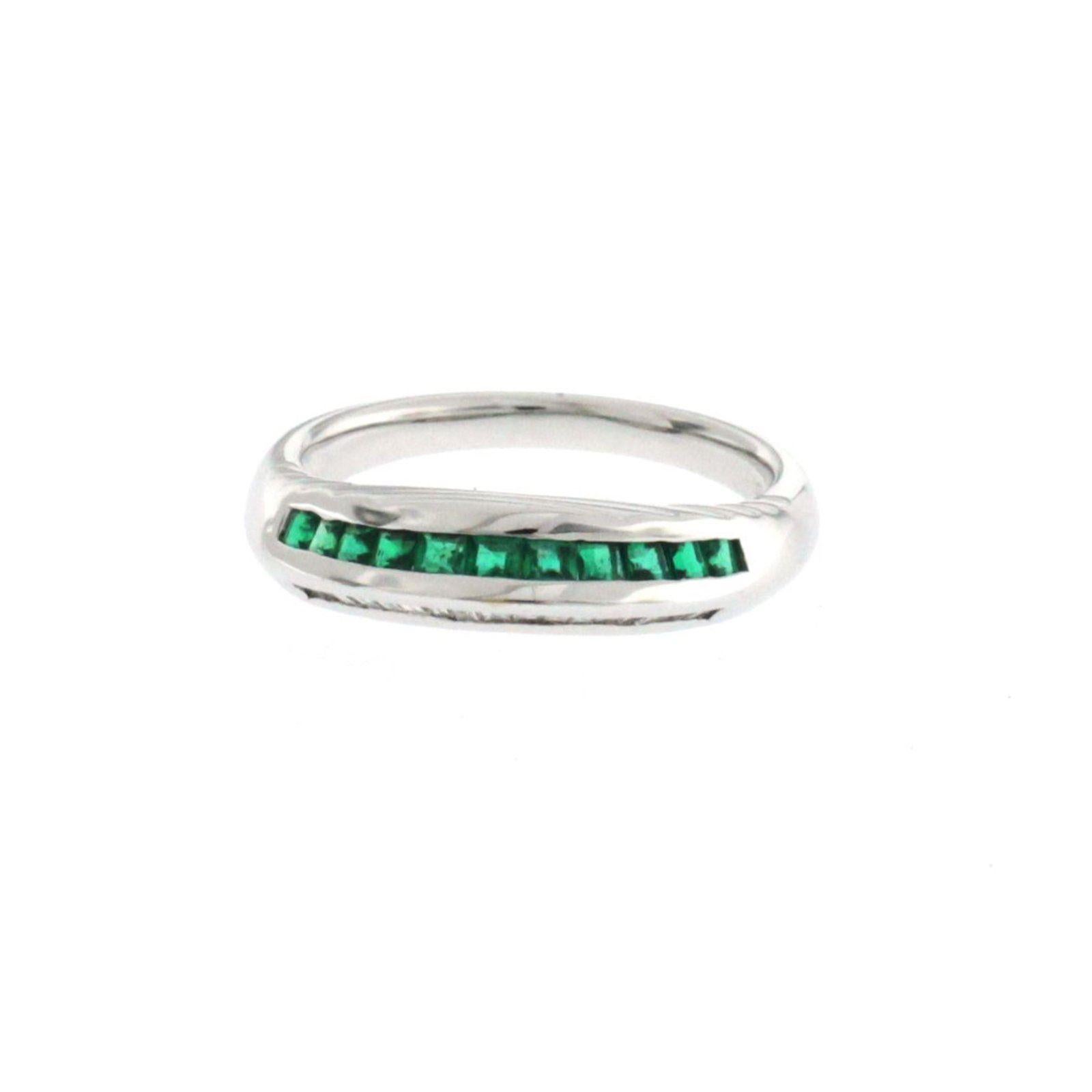 0.38 Emerald and 0.27 Carat Diamonds in 18 Karat Gold Wedding Band Ring For Sale 1
