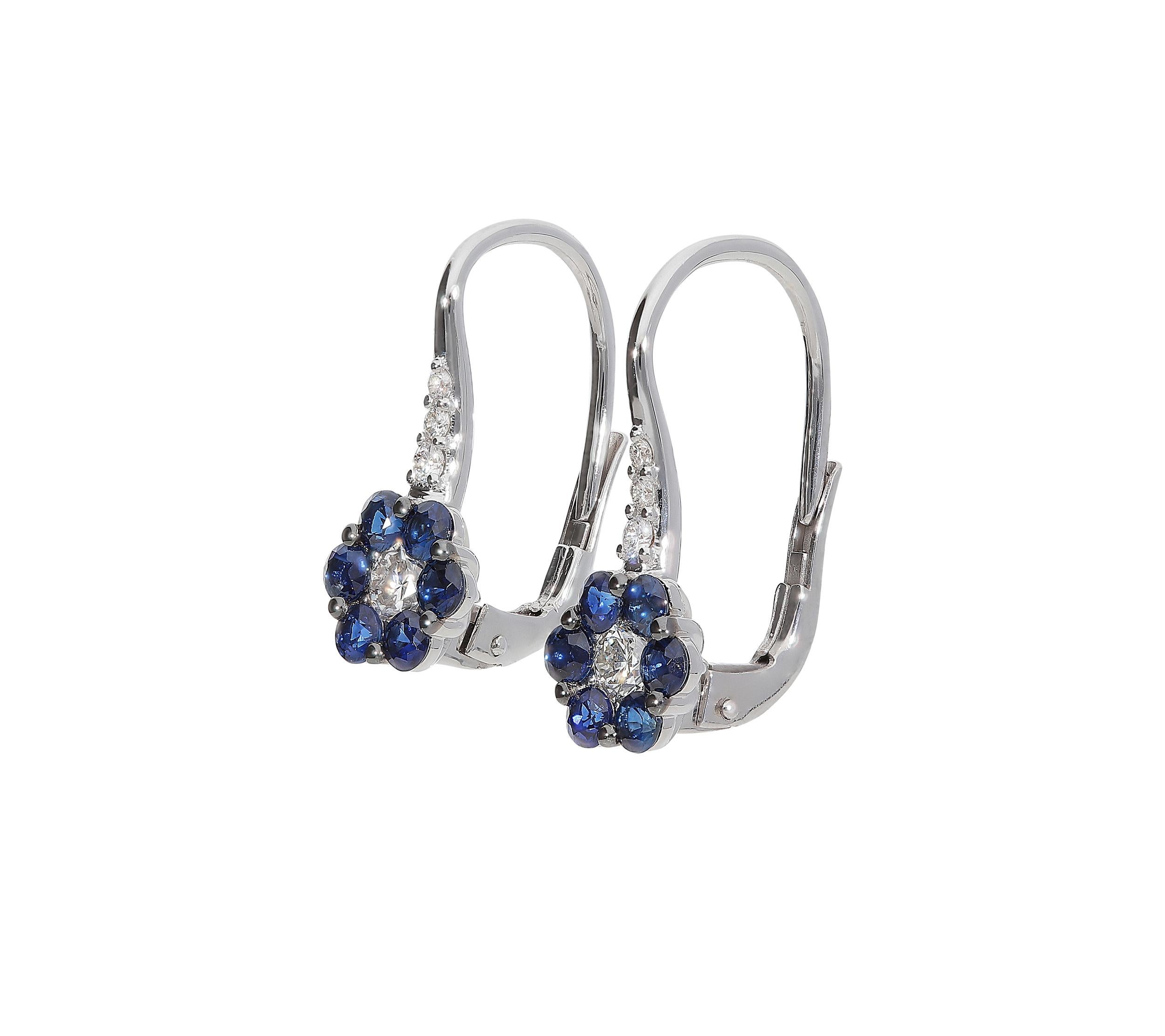 Flower earrings in 18 kt white gold for 2.60 grams, 0.38 carats of round diamonds, 0.84 carat petals of blue sapphires with round cut.
The size of this jewel is 1.90 cm high with a diameter of 0.75 cm.
A practical pair of lever back completes the