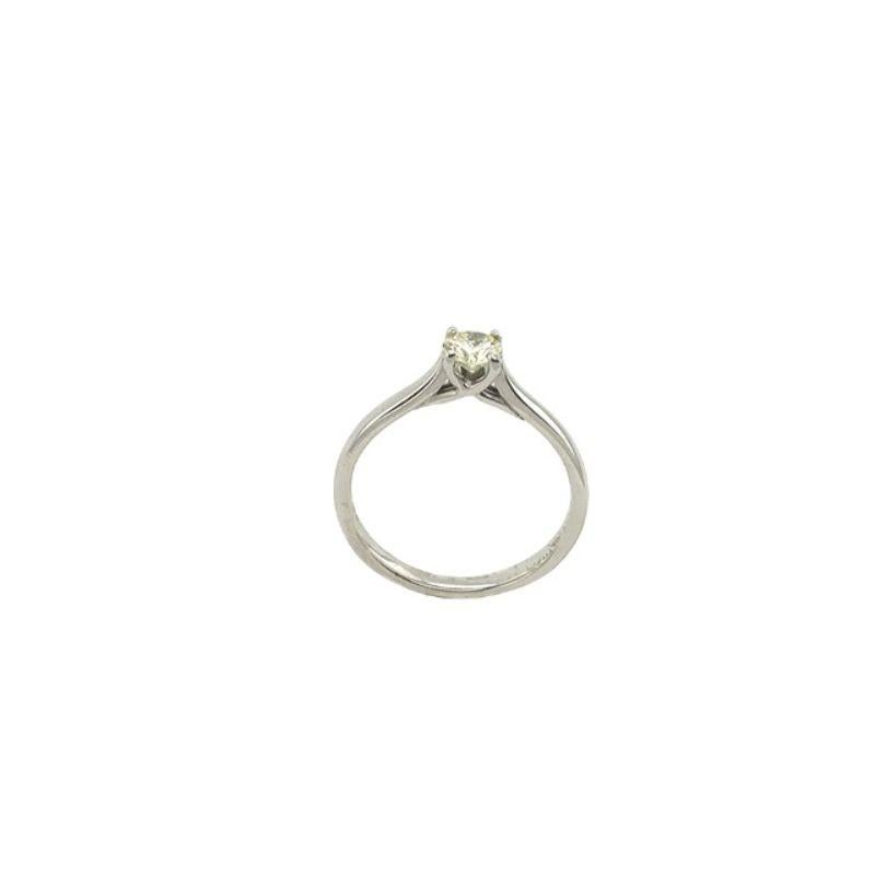 0,38ct M/VS2 Solitär-Diamantring, gefasst in 9ct Weißgold

Zusätzliche Informationen:
Breite des Kopfes 4,75 mm
Breite des Bandes 2,5 mm
Gesamtgewicht der Diamanten: 0,38ct
Farbe des Diamanten: M
Diamant Reinheit: VS2
Insgesamt  Gewicht: 2,7