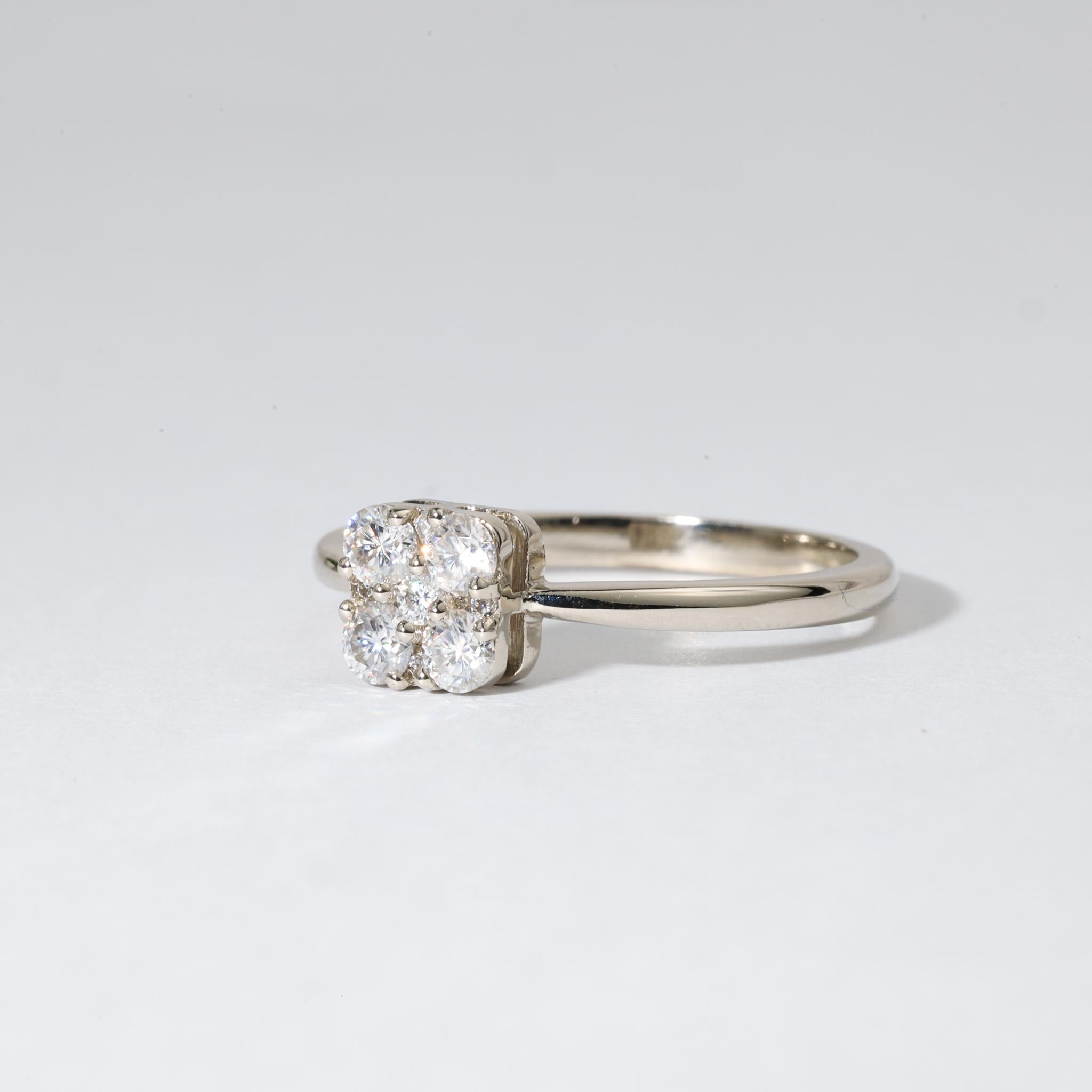Raffiné. Radieux. Éternellement captivant.

Célébrez les moments les plus importants de votre vie grâce à l'éclat de neuf diamants naturels d'origine éthique, totalisant environ 0,38 carats et artistiquement sertis dans un remarquable design de