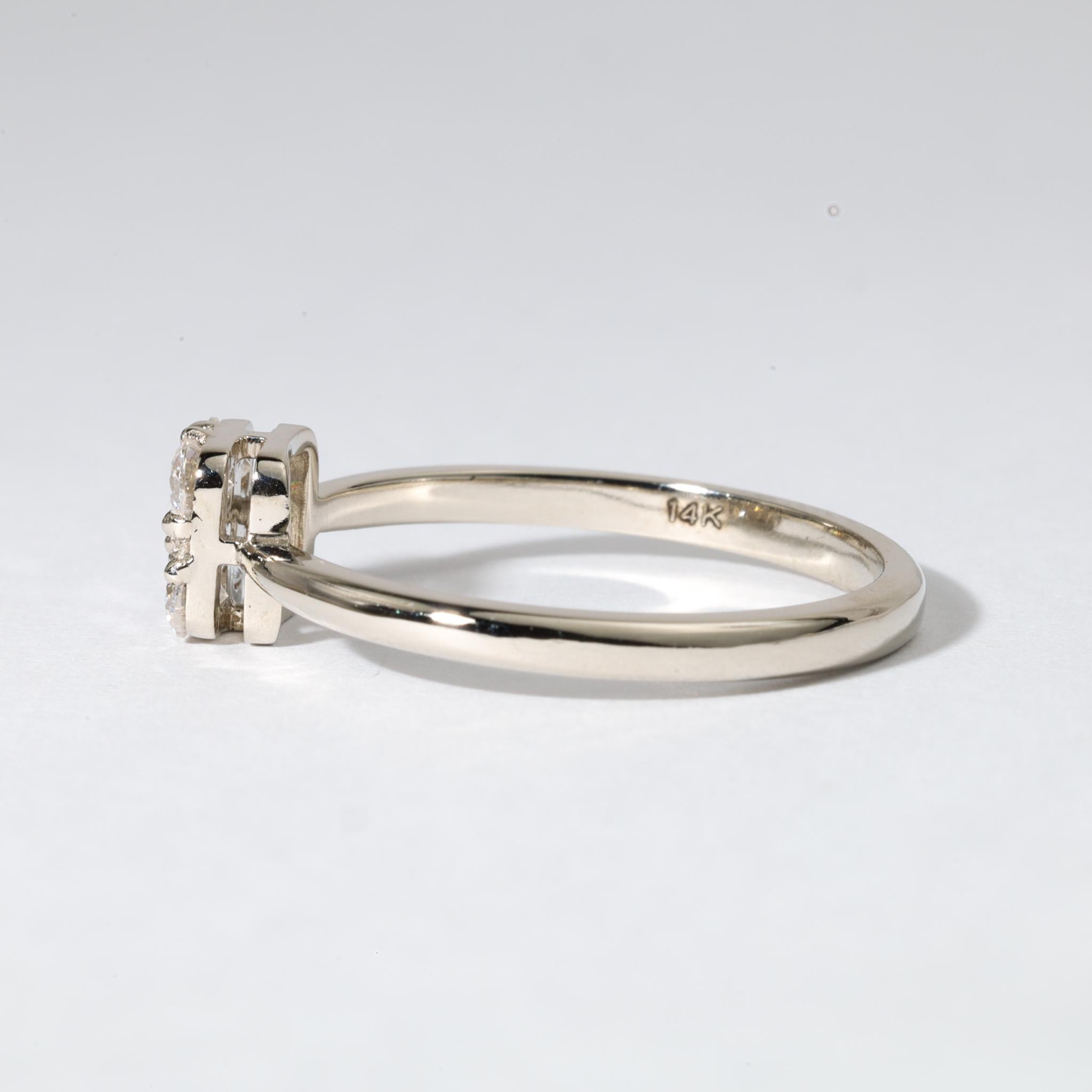 Art déco Bague de fiançailles en or blanc 18 carats avec diamant rond et carré de 0,38 ct naturel en vente