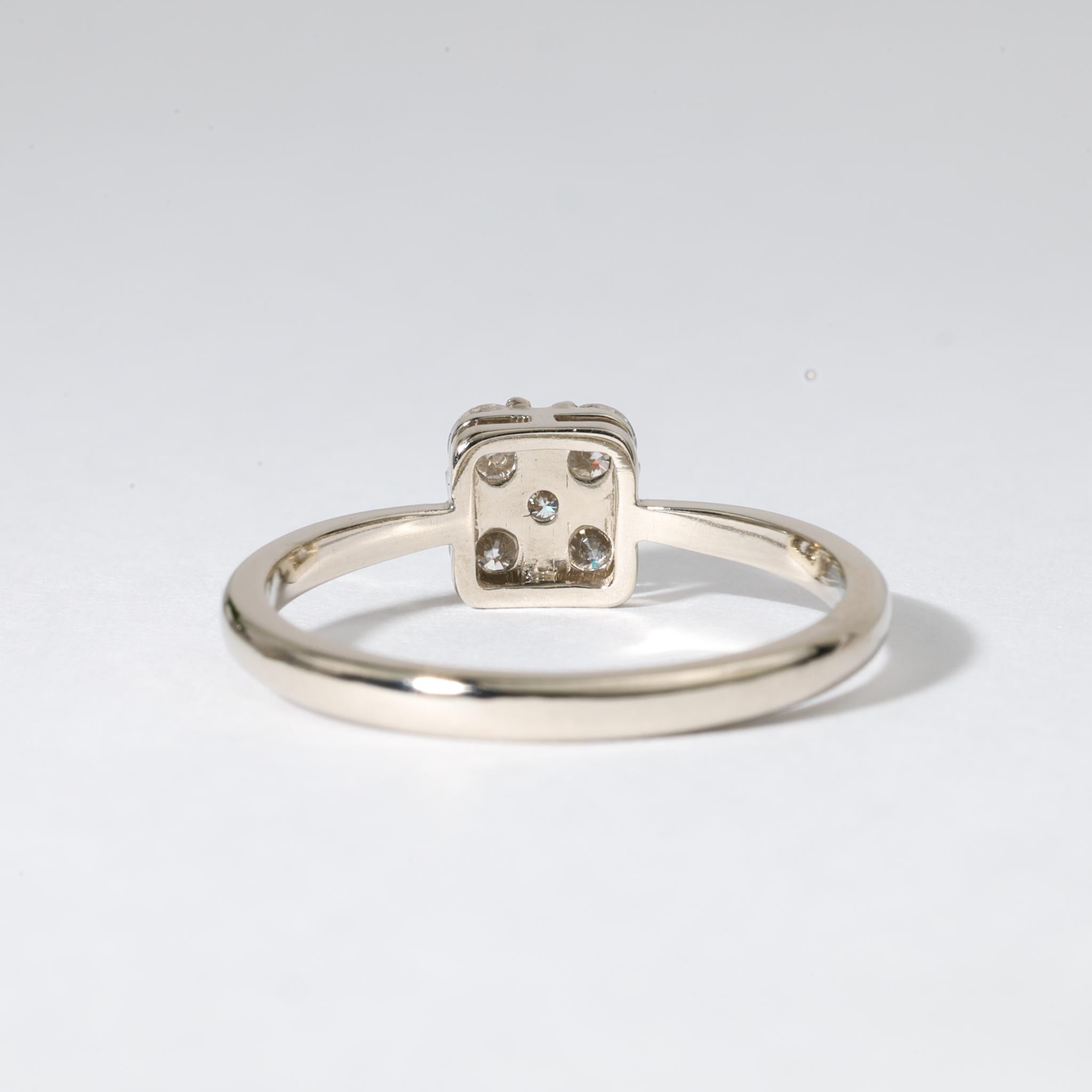 Taille ronde Bague de fiançailles en or blanc 18 carats avec diamant rond et carré de 0,38 ct naturel en vente