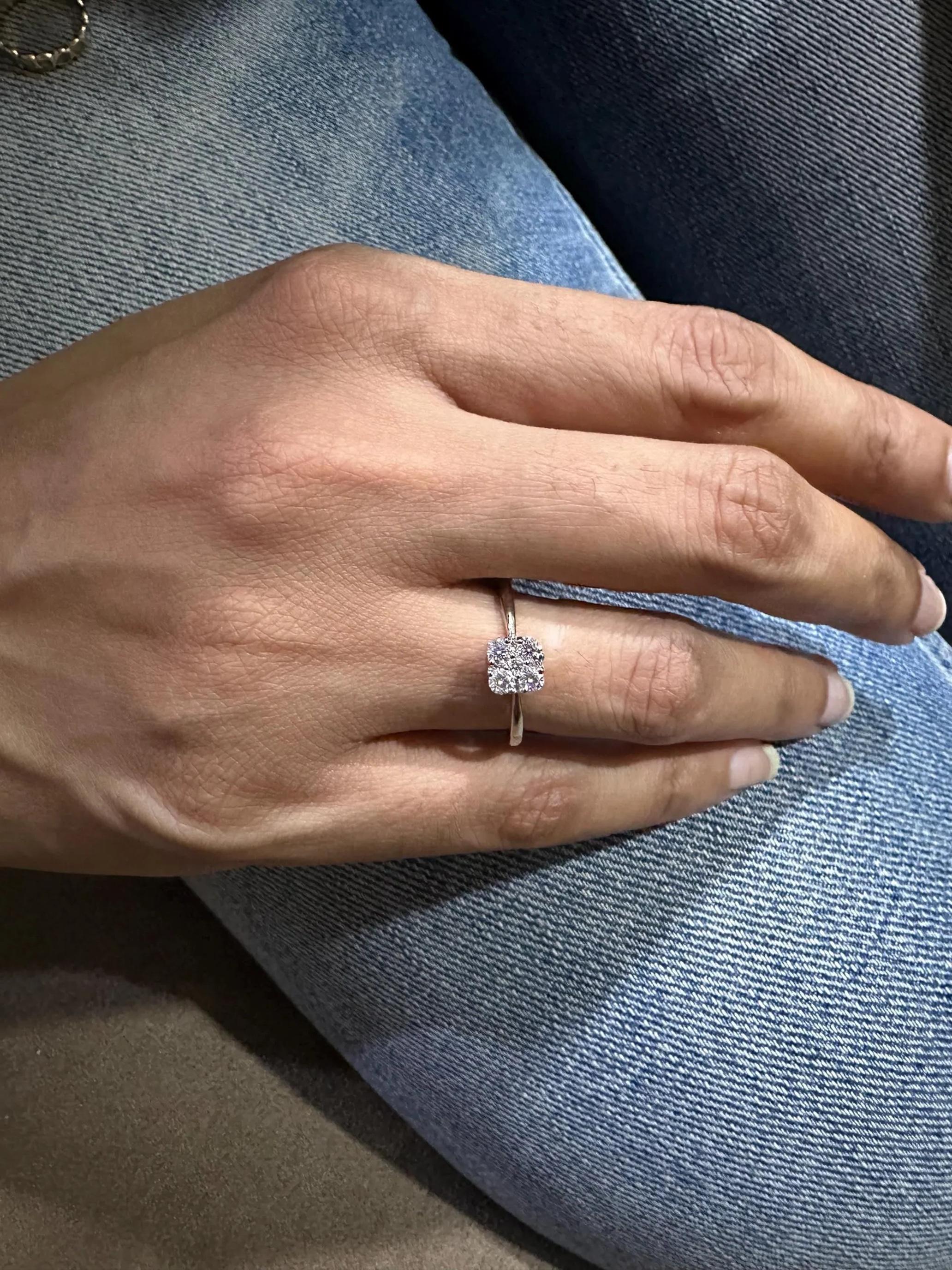 Bague de fiançailles en or blanc 18 carats avec diamant rond et carré de 0,38 ct naturel en vente 2